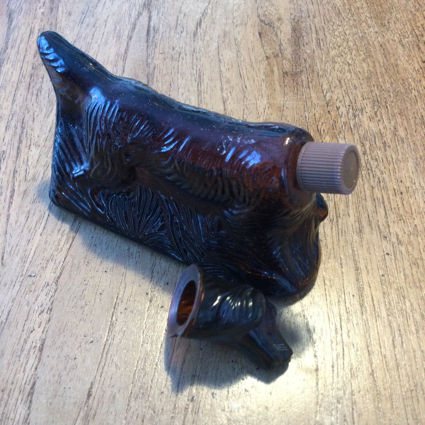 Vintage Avon Cosmetics aftershave bottle in amber glass. Pointer dog shape. Men's perfume. Empty. ‘At point’ retriever. Collectible.