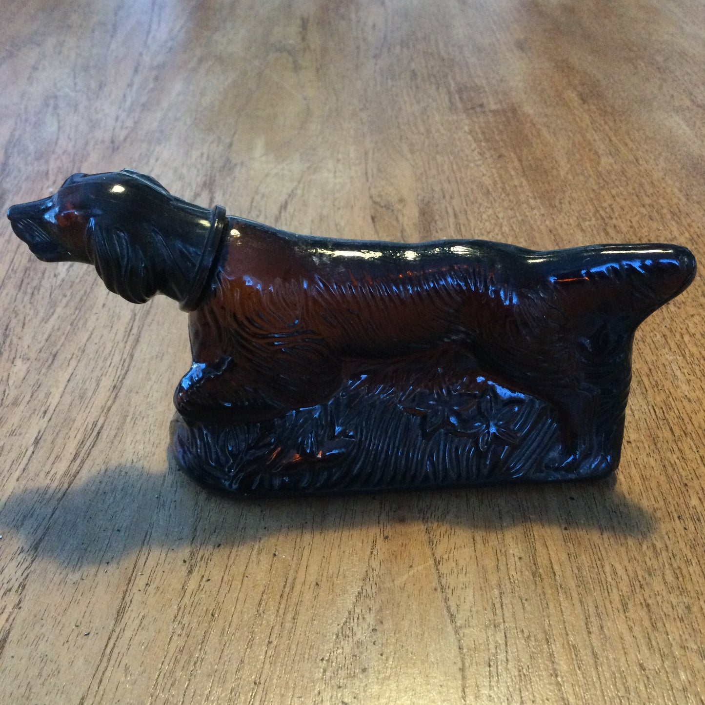 Vintage Avon Cosmetics aftershave bottle in amber glass. Pointer dog shape. Men's perfume. Empty. ‘At point’ retriever. Collectible.