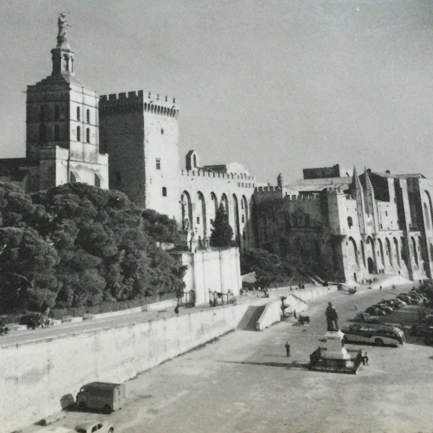 Vintage 1930s postcard b&w Place du Palais des Papes Avignon (Vaucluse) FRANCE town view