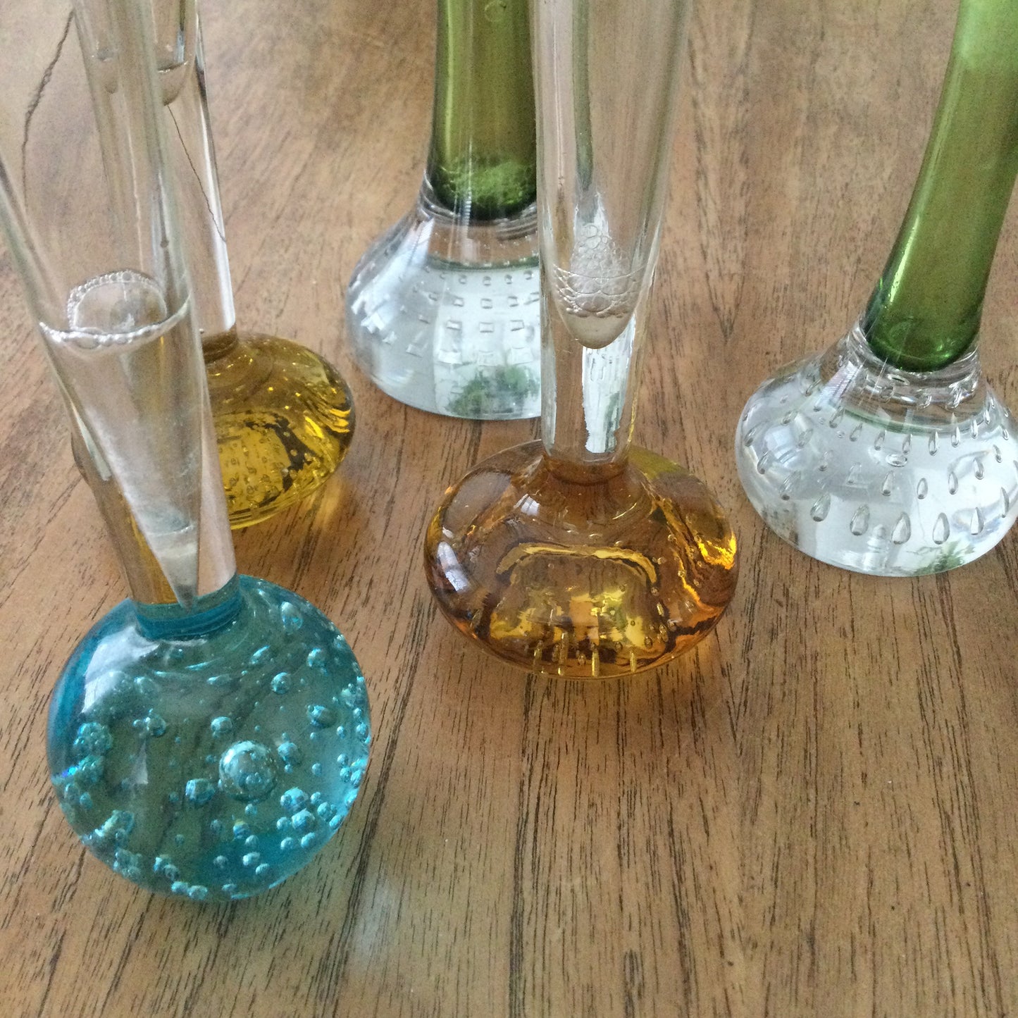 Vintage set of 5 colourful glass bud stem vases. Controlled bubbles. 50s / 60s. Blue, Amber and Green.