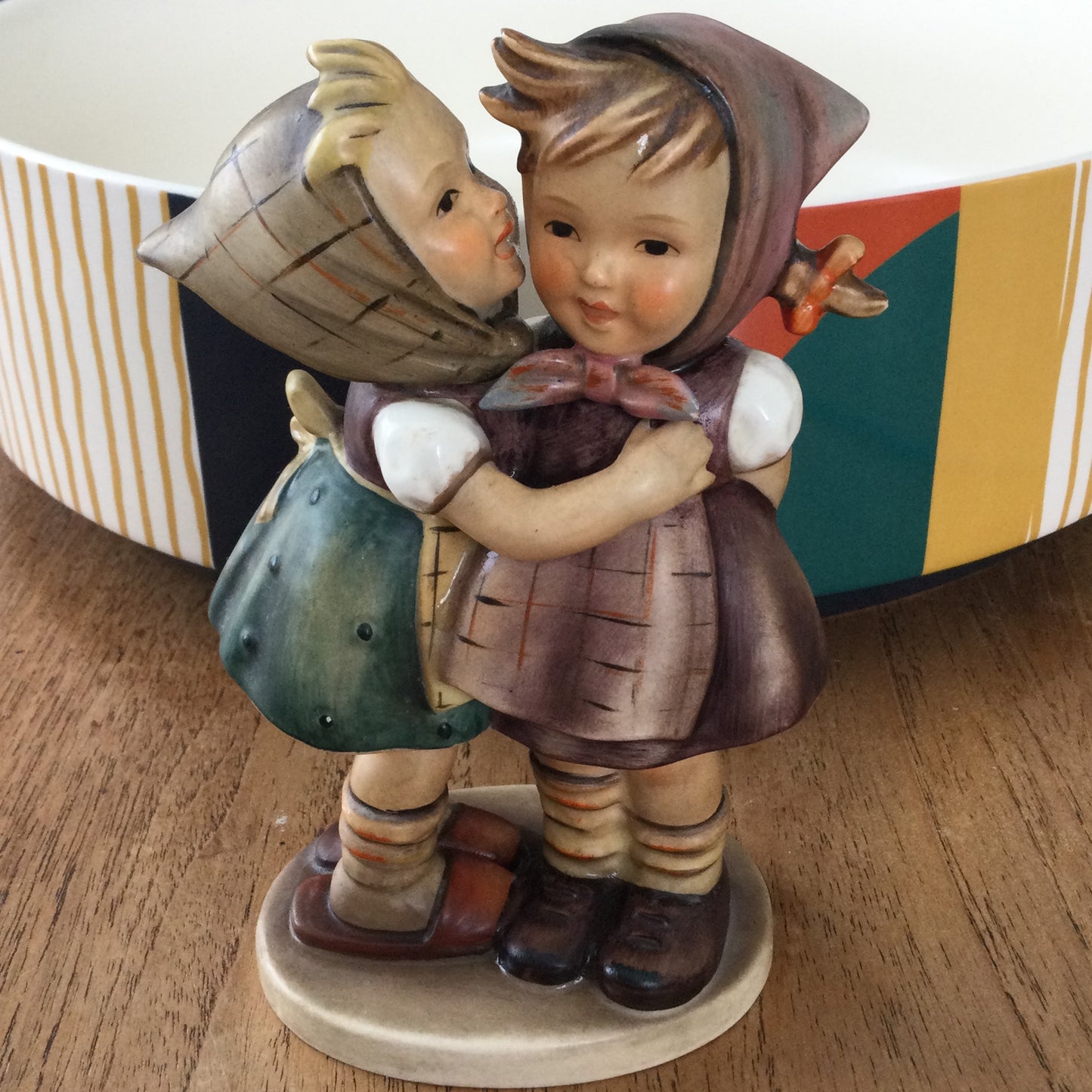 Hummel Goebel figurine 'Telling Her Secret' 196/0 1948. Two girls in folk clothing whispering. Cute.