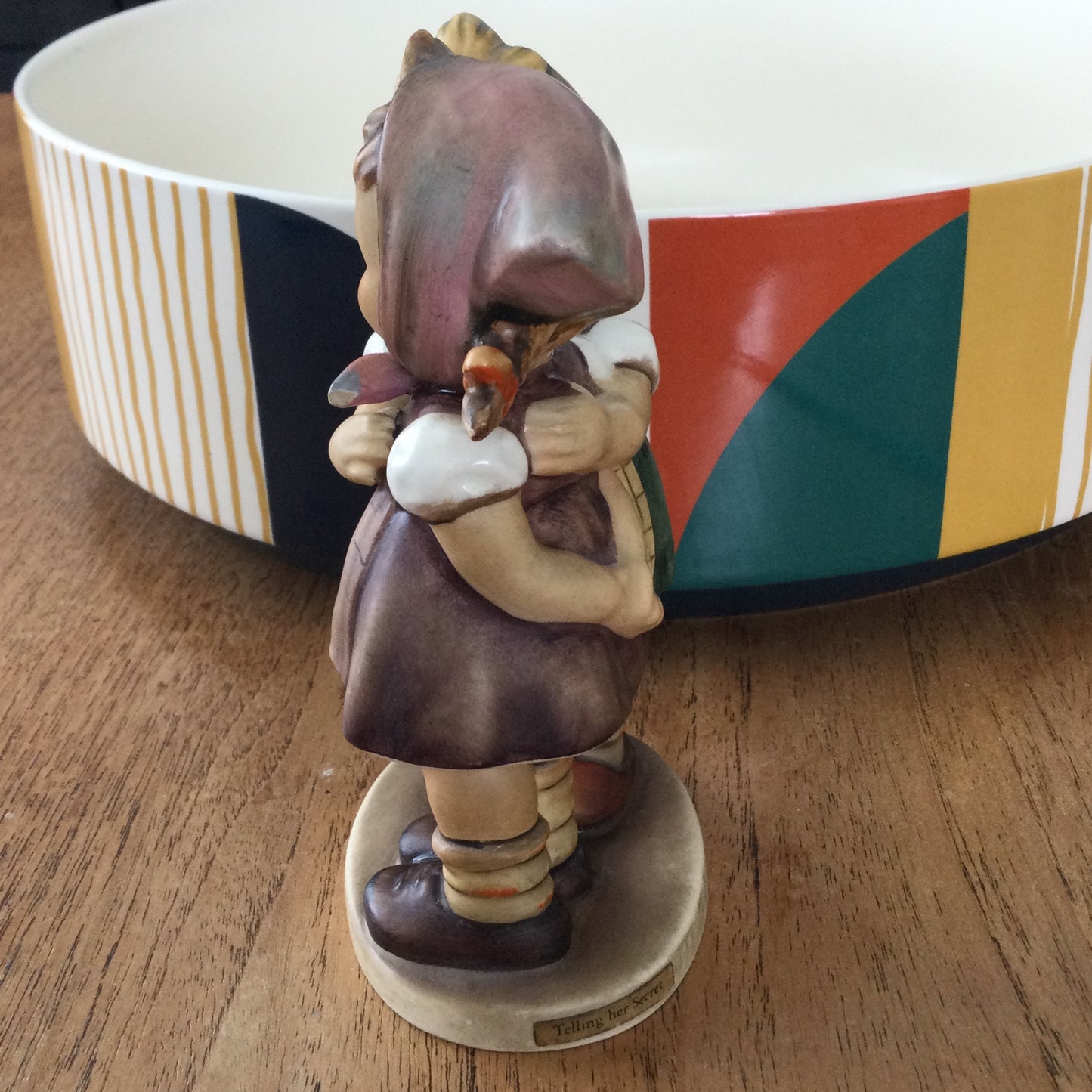 Hummel Goebel figurine 'Telling Her Secret' 196/0 1948. Two girls in folk clothing whispering. Cute.