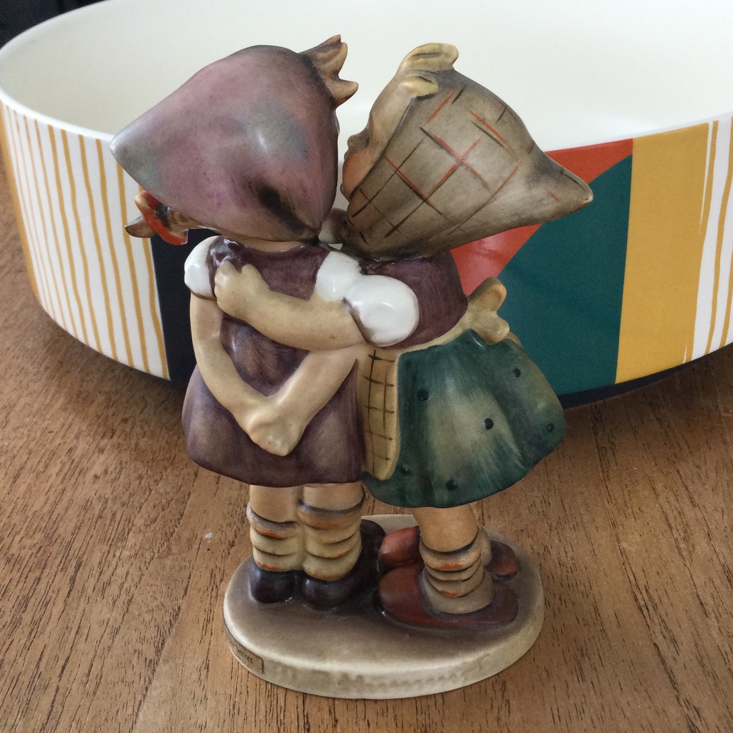 Hummel Goebel figurine 'Telling Her Secret' 196/0 1948. Two girls in folk clothing whispering. Cute.