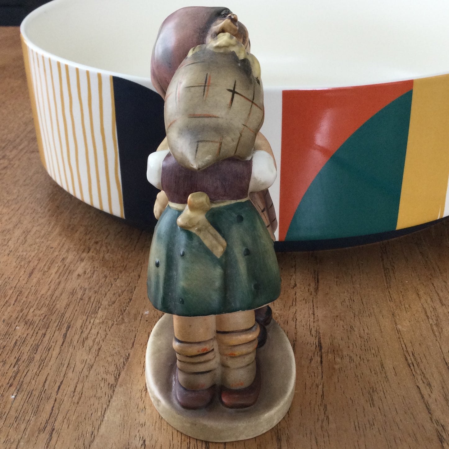 Hummel Goebel figurine 'Telling Her Secret' 196/0 1948. Two girls in folk clothing whispering. Cute.