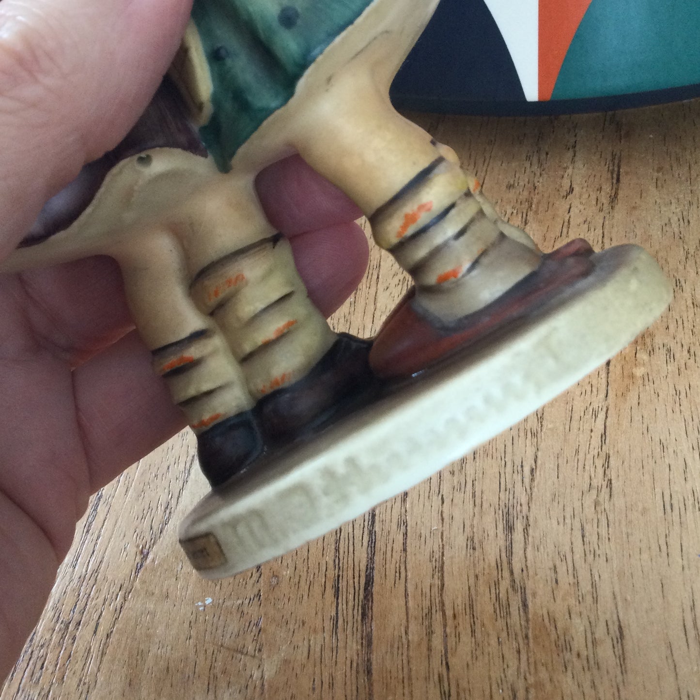 Hummel Goebel figurine 'Telling Her Secret' 196/0 1948. Two girls in folk clothing whispering. Cute.
