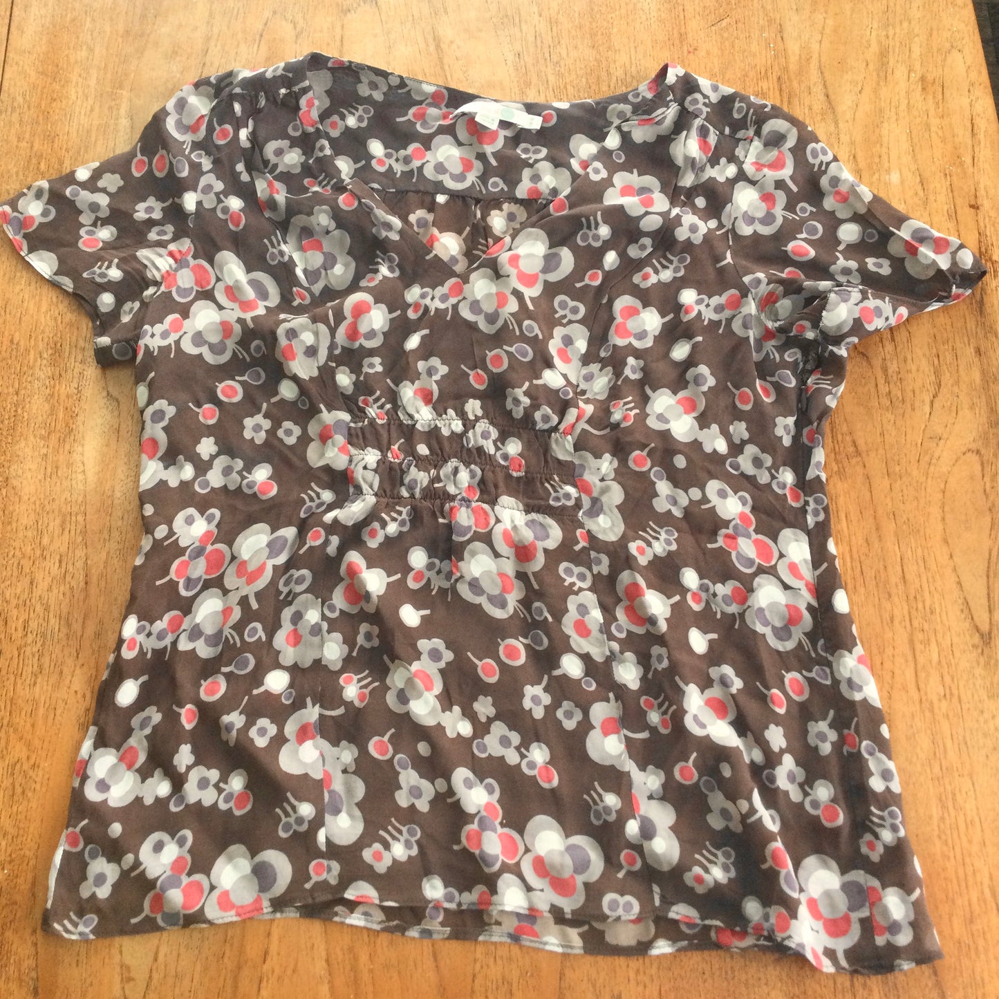 Boden size 16 pretty brown print chiffon top. V-neck, short sleeves. Floaty bold floral print. Elasticated bust.