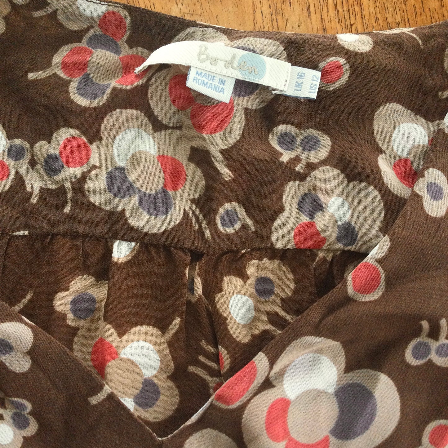 Boden size 16 pretty brown print chiffon top. V-neck, short sleeves. Floaty bold floral print. Elasticated bust.