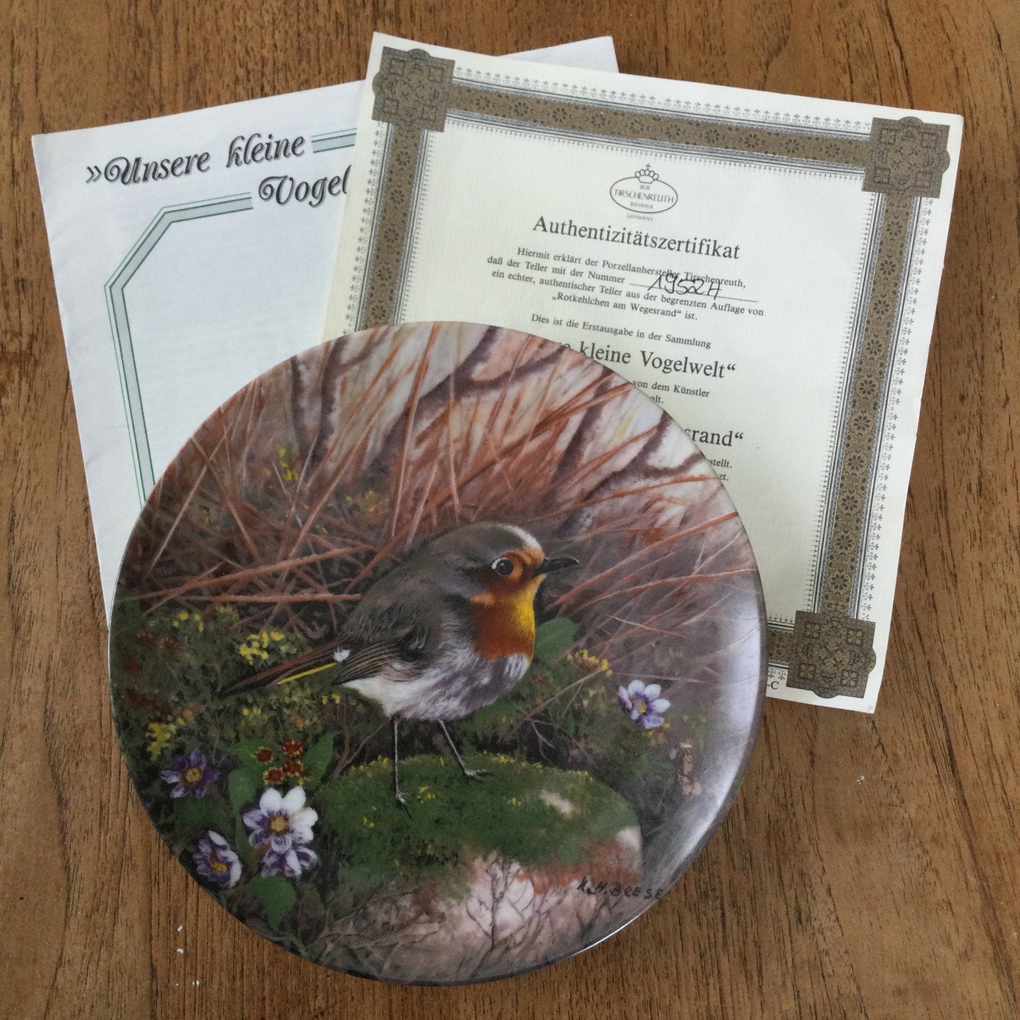 Tirschenreuth Bavaria collectible plate. 'Unsere kleine Vogelwelt' series. 'Rotkehlchen am Wegesrand' No.1952. Pretty robin plate.