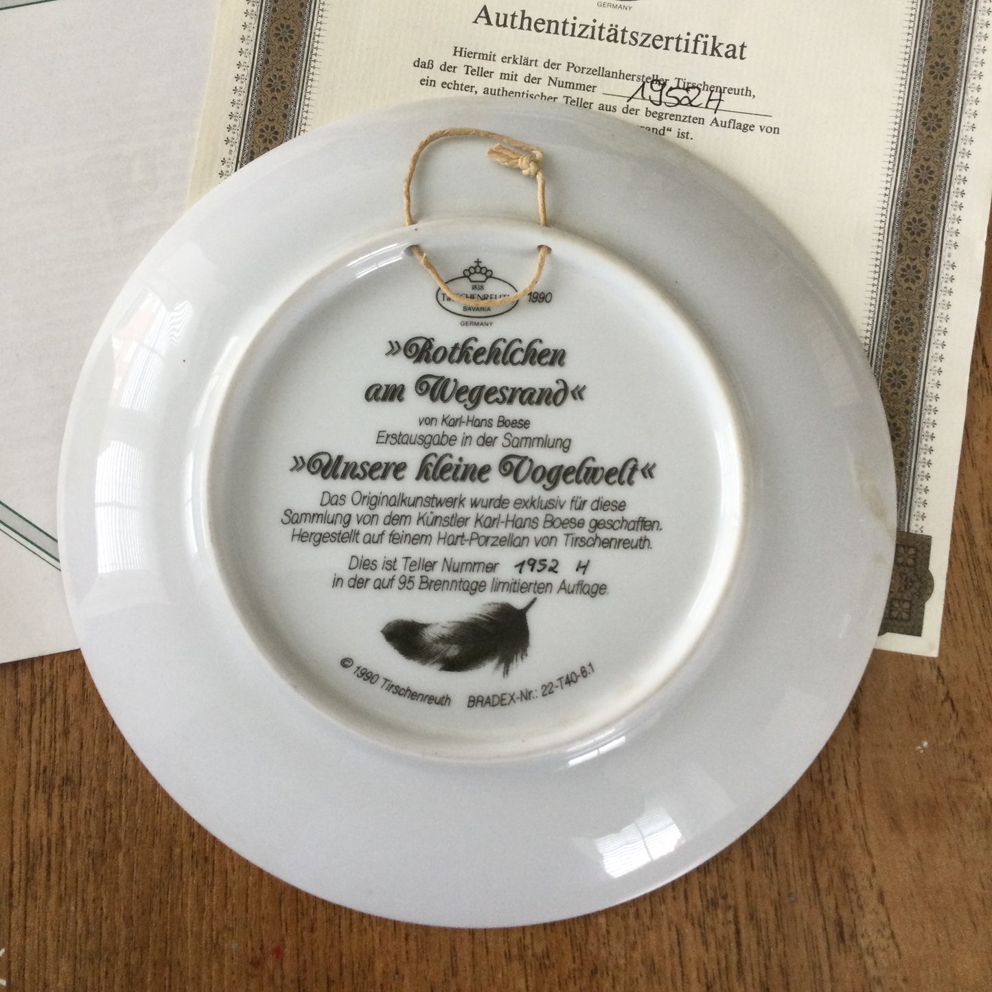 Tirschenreuth Bavaria collectible plate. 'Unsere kleine Vogelwelt' series. 'Rotkehlchen am Wegesrand' No.1952. Pretty robin plate.