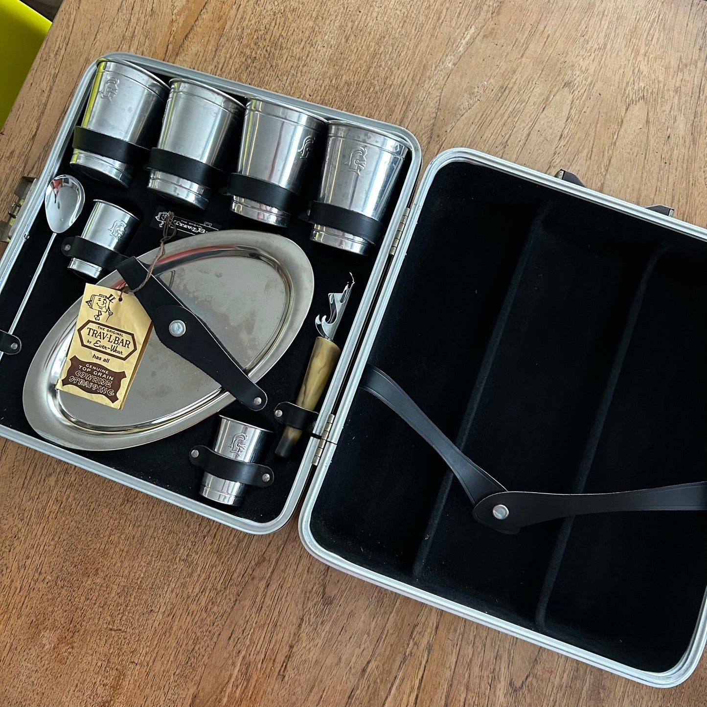 Vintage Executair 707 Ever-Wear Trav-L-Bar – Complete with Key - Portable cocktail bar in case.