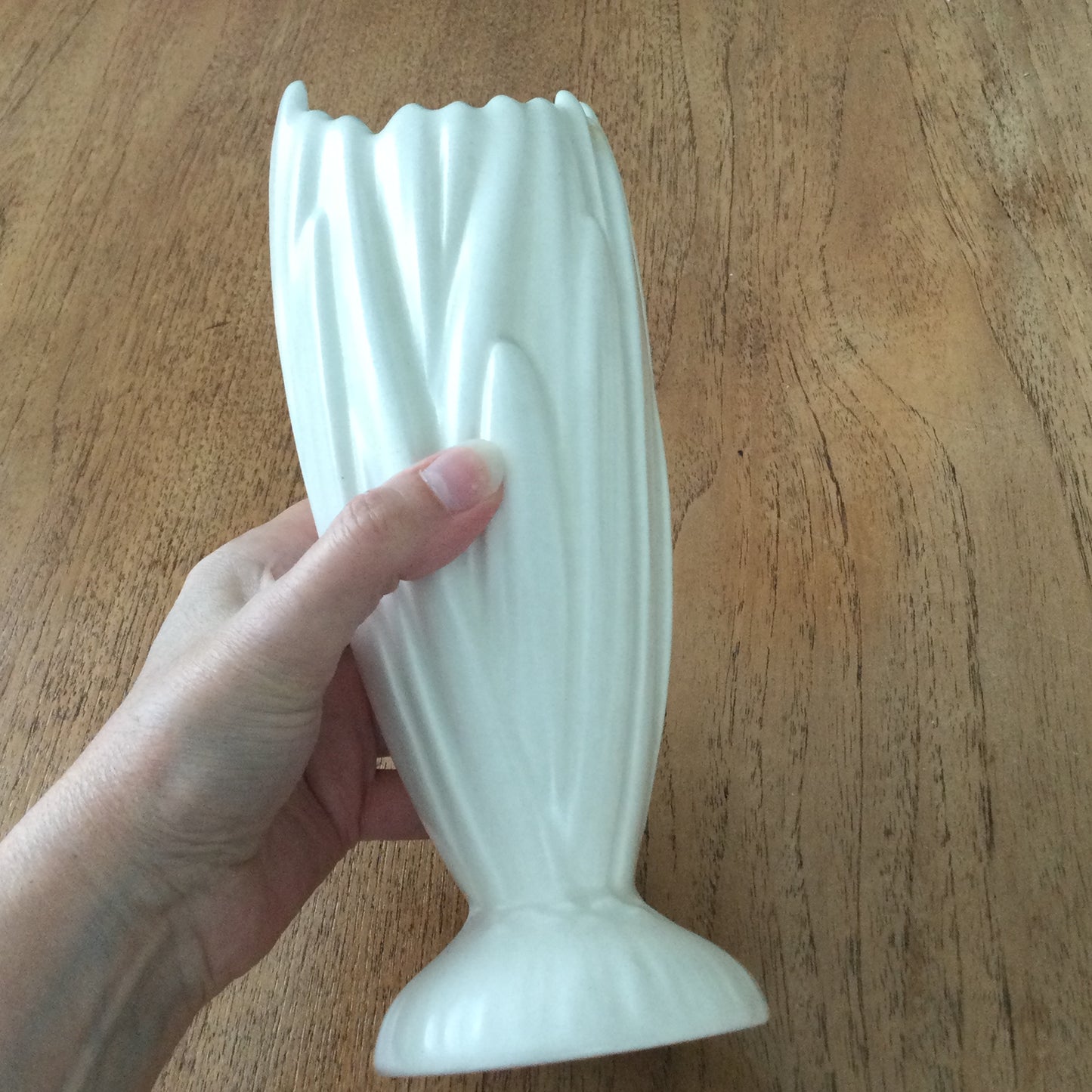 SylvaC Hyacinth Reed Vase – Cream | Pattern 2452 | Textured Leaf Design | Mid-Century Ceramic
