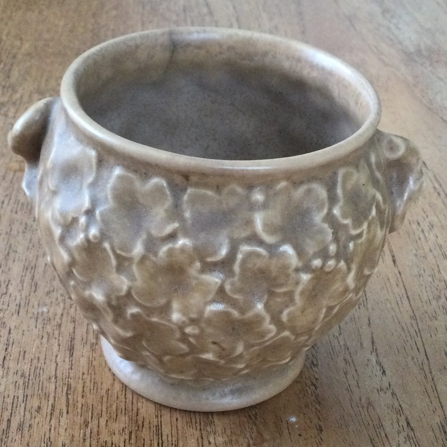 Vintage SylvaC 2046 vase / plant pot, urn shaped. 9 cm high. Embossed ivy design. Oatmeal / brown.