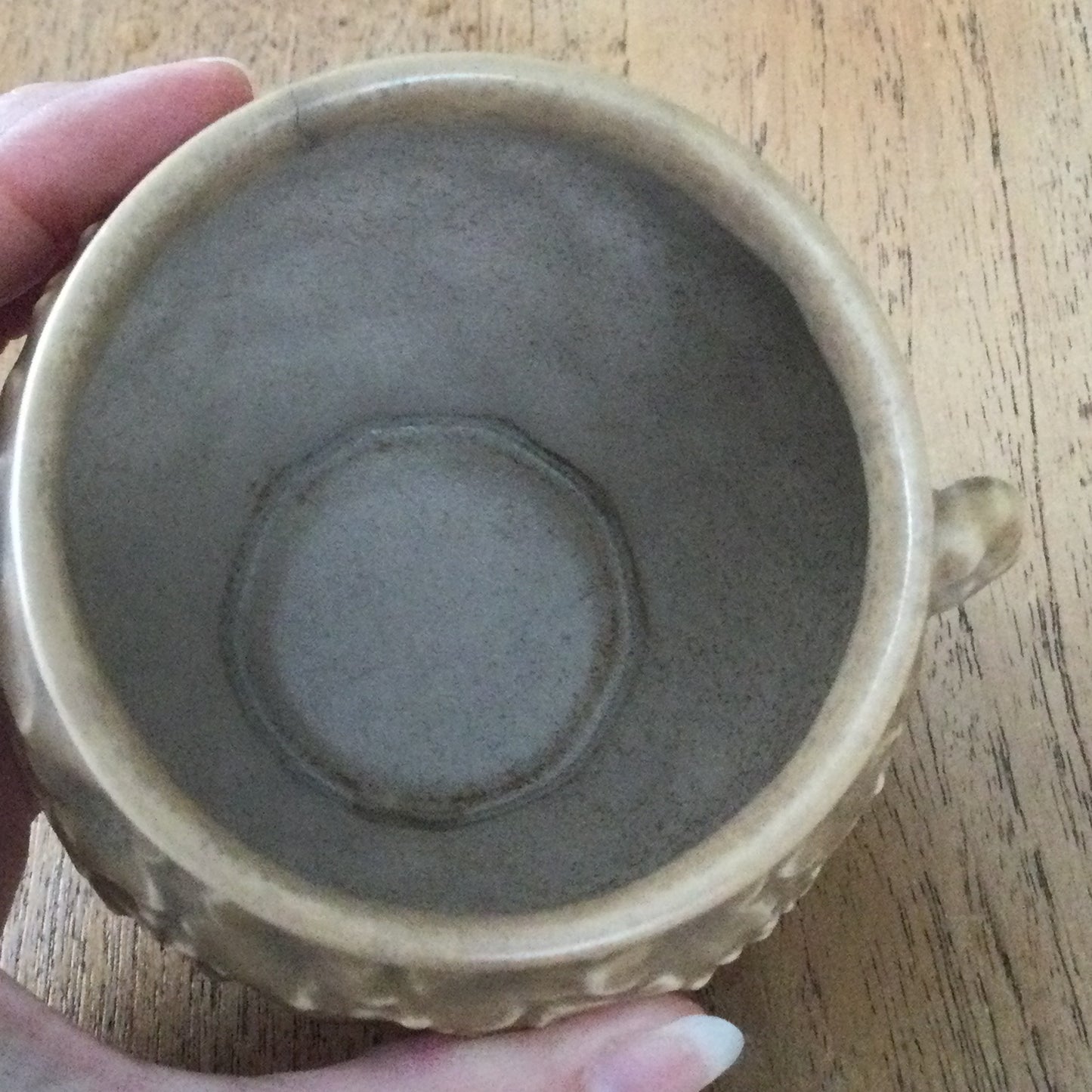 Vintage SylvaC 2046 vase / plant pot, urn shaped. 9 cm high. Embossed ivy design. Oatmeal / brown.