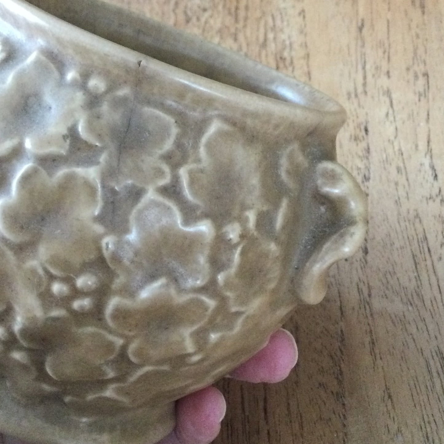 Vintage SylvaC 2046 vase / plant pot, urn shaped. 9 cm high. Embossed ivy design. Oatmeal / brown.