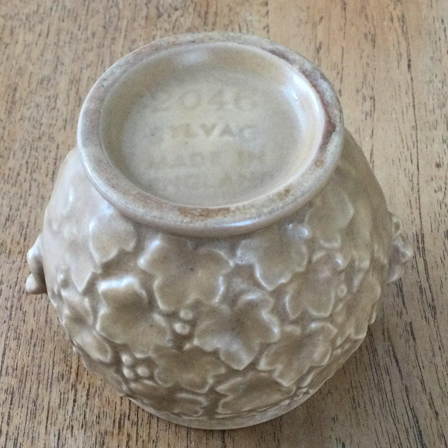Vintage SylvaC 2046 vase / plant pot, urn shaped. 9 cm high. Embossed ivy design. Oatmeal / brown.