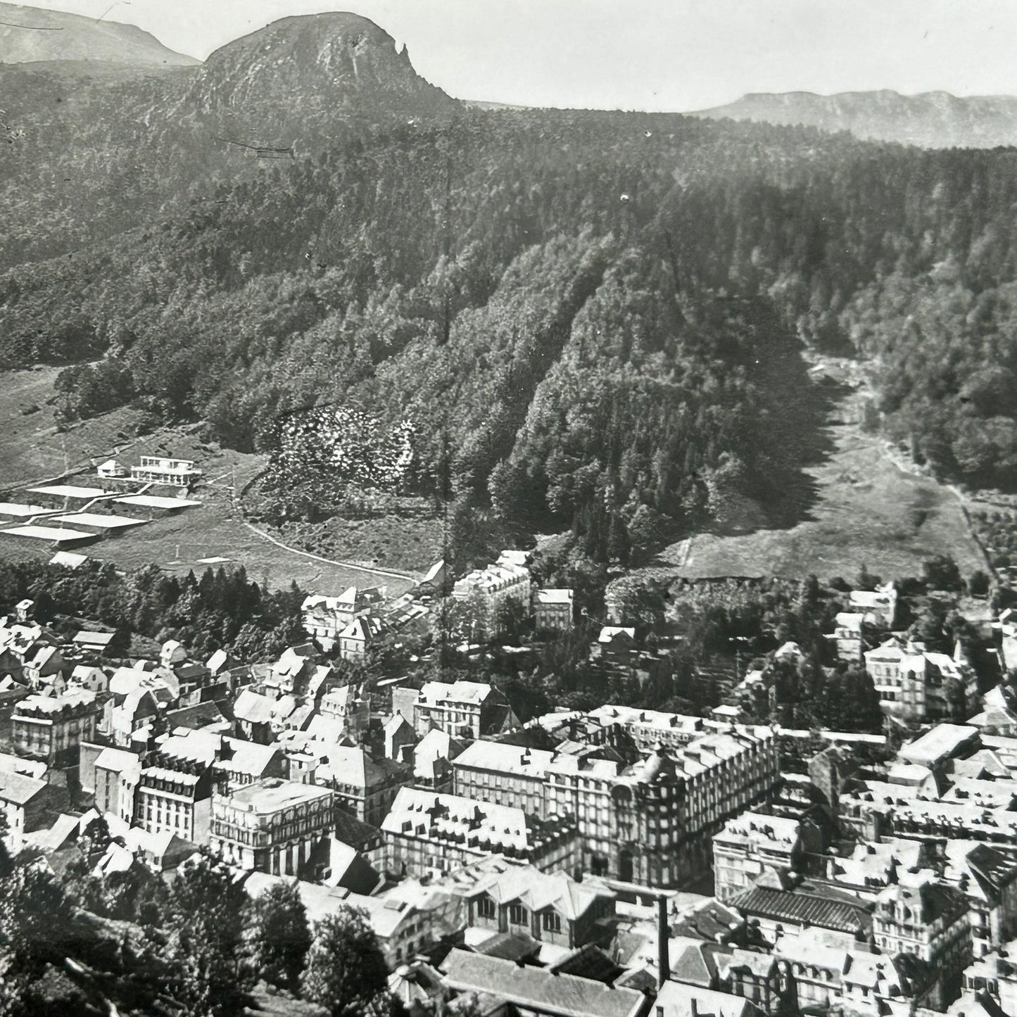 Vintage postcard - FRANCE - L'Auvergne - Le Mont-Dore - In the cradle of green - Ski resort - RP - Fancy Edge - Black and white