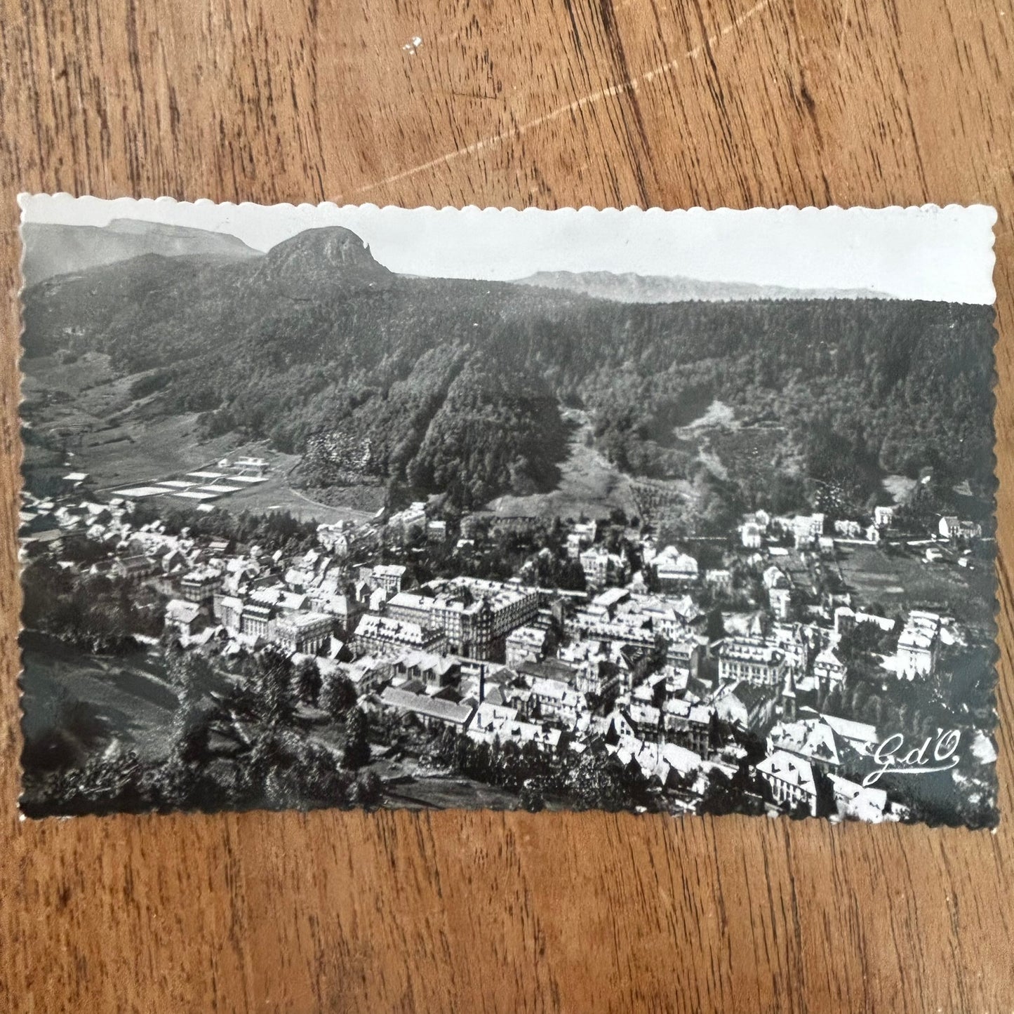 Vintage postcard - FRANCE - L'Auvergne - Le Mont-Dore - In the cradle of green - Ski resort - RP - Fancy Edge - Black and white