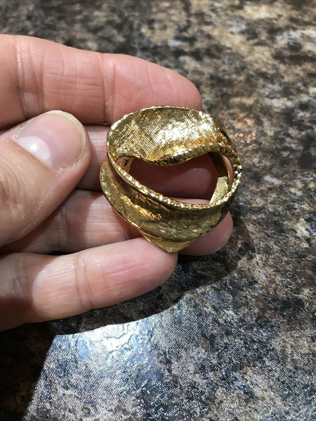 Gold Tone Swirl Modernist Scarf Clip. Classic Design. Lovely Bright Metal