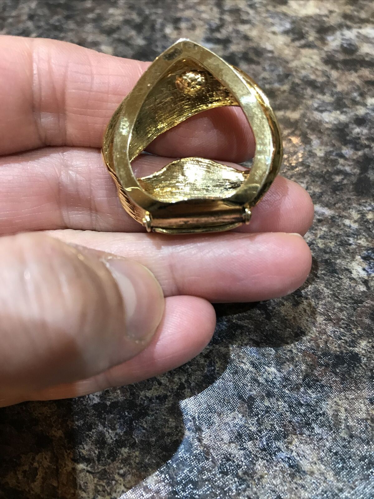 Gold Tone Swirl Modernist Scarf Clip. Classic Design. Lovely Bright Metal