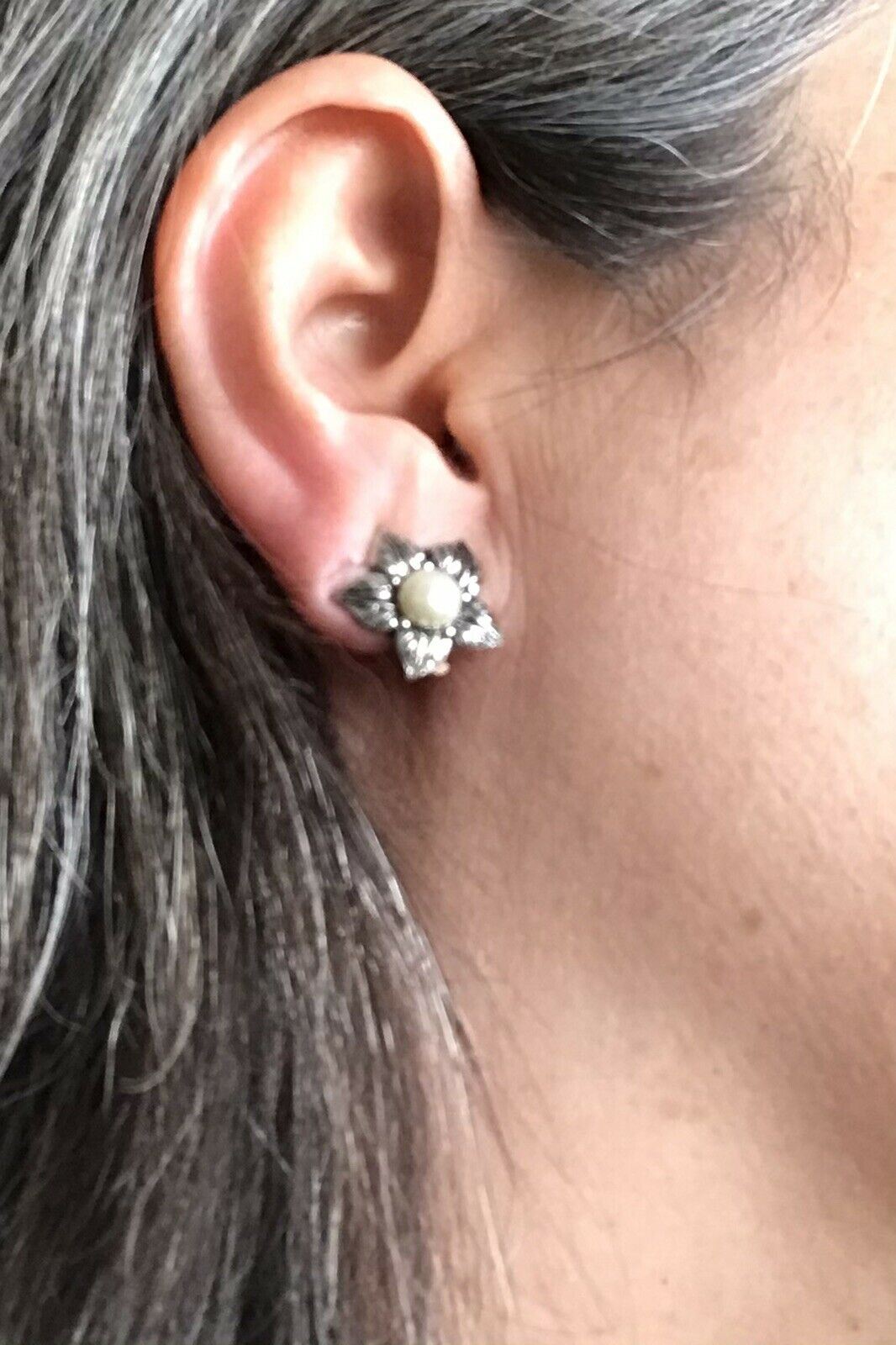 Vintage clip on flower stud earrings - Silver tone with simulated Pearl - Dainty