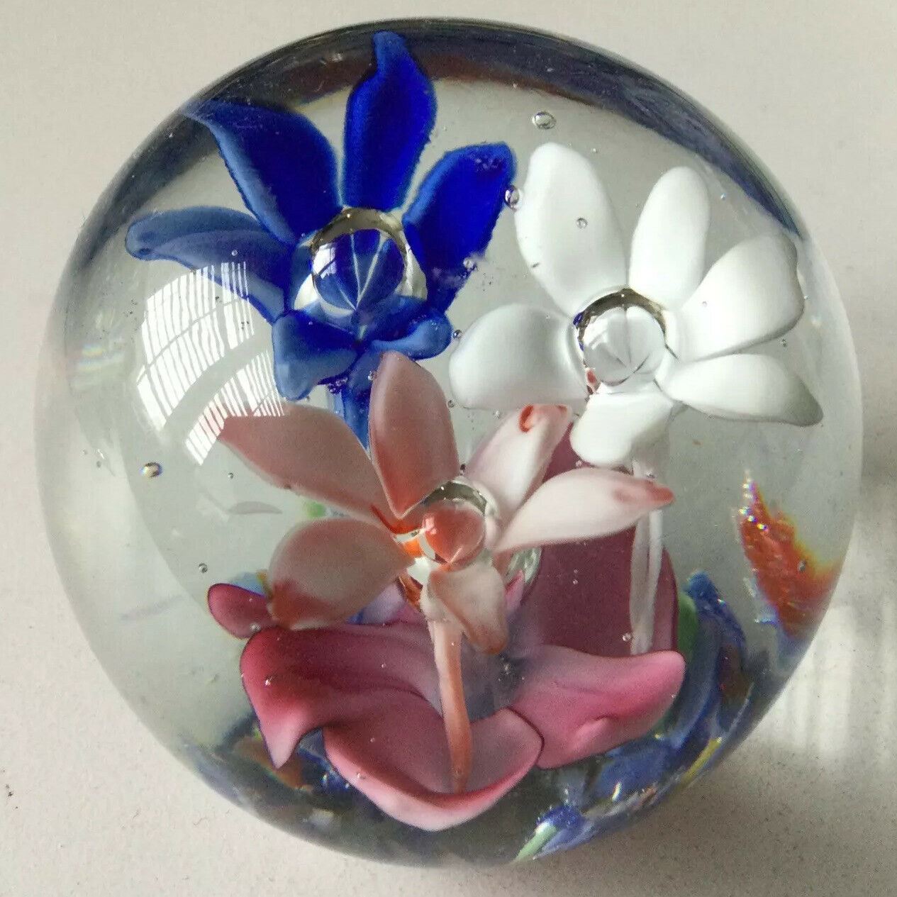 BEAUTIFUL VINTAGE COLOURFUL FLOWER/FLORAL GLASS PAPERWEIGHT 6cm Pink Blue White