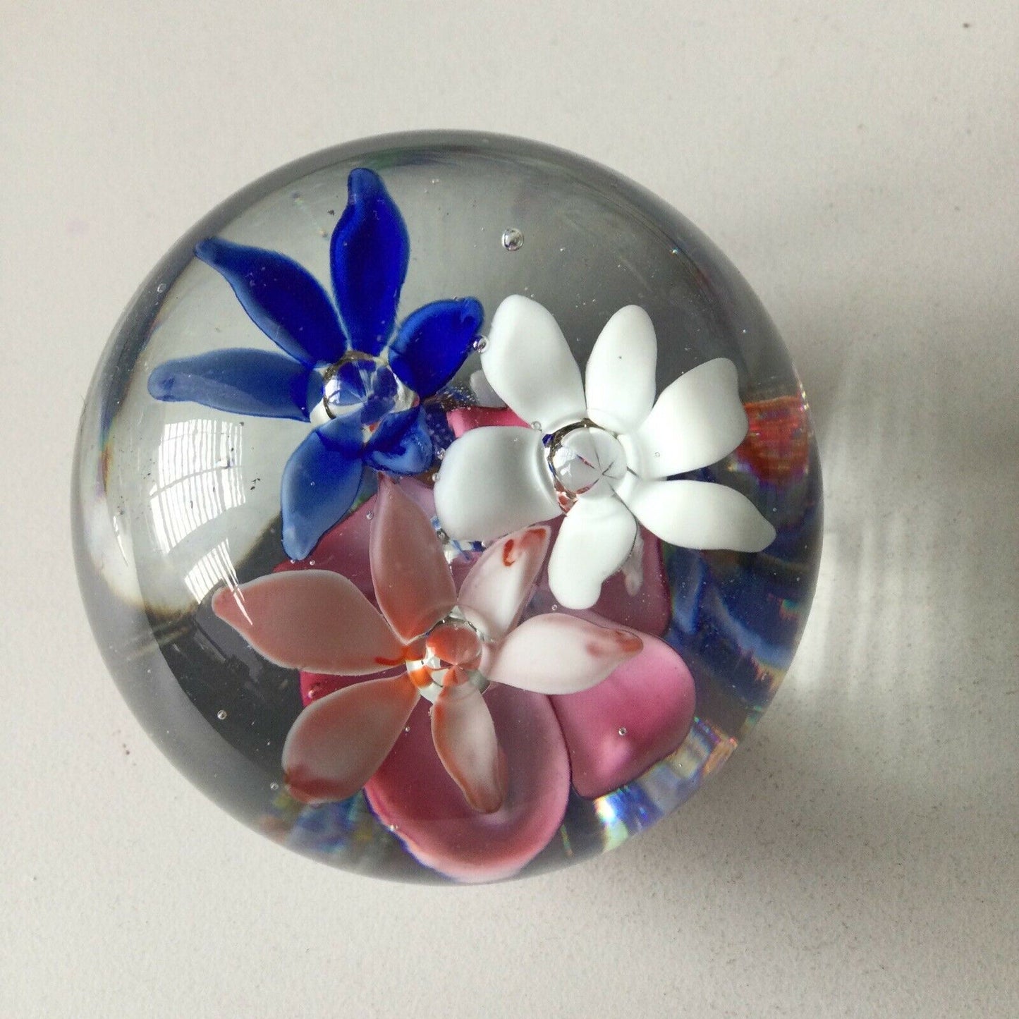BEAUTIFUL VINTAGE COLOURFUL FLOWER/FLORAL GLASS PAPERWEIGHT 6cm Pink Blue White