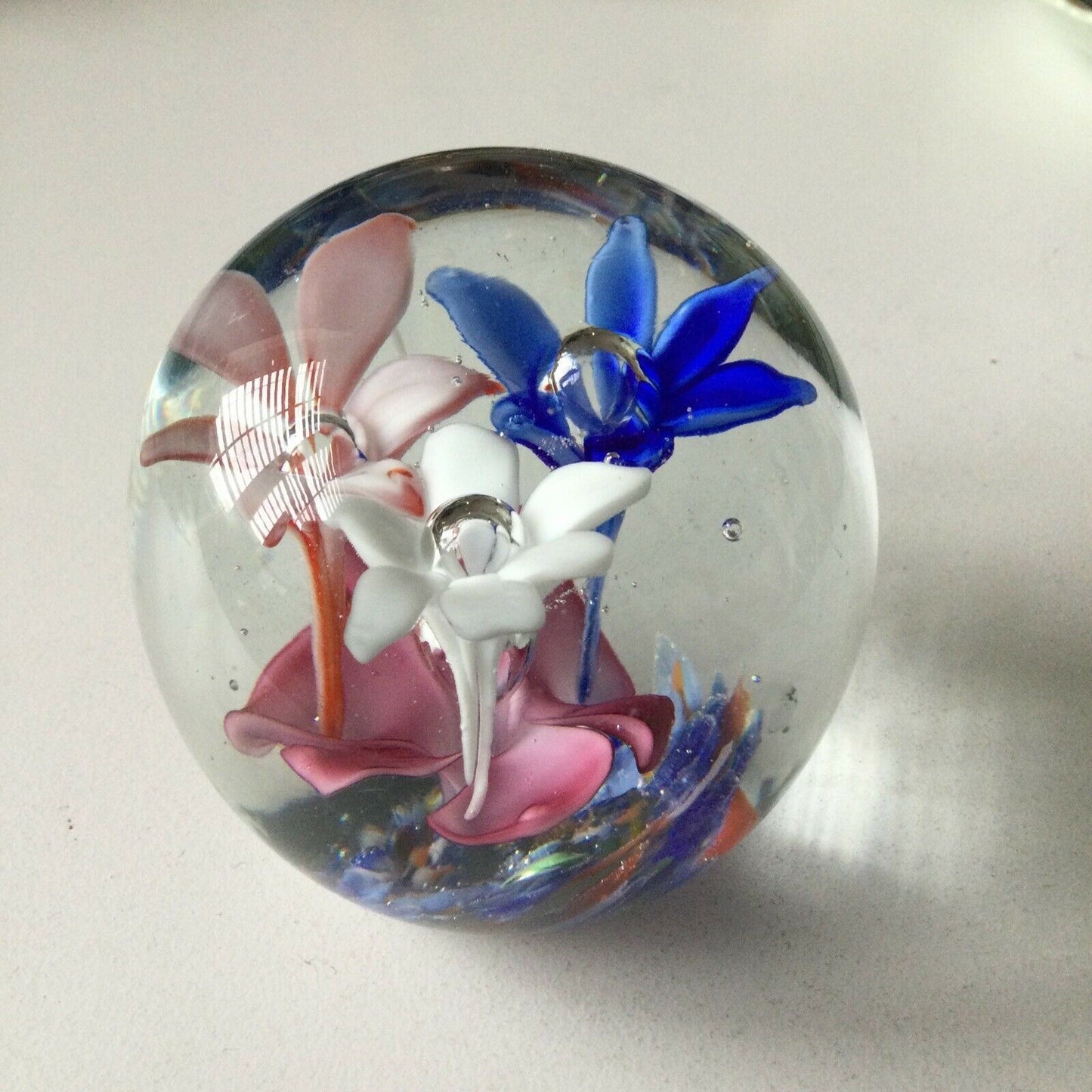 BEAUTIFUL VINTAGE COLOURFUL FLOWER/FLORAL GLASS PAPERWEIGHT 6cm Pink Blue White