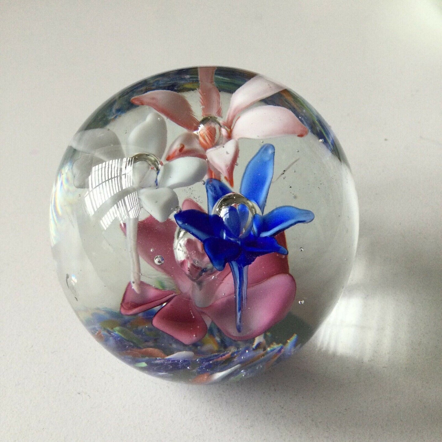 BEAUTIFUL VINTAGE COLOURFUL FLOWER/FLORAL GLASS PAPERWEIGHT 6cm Pink Blue White