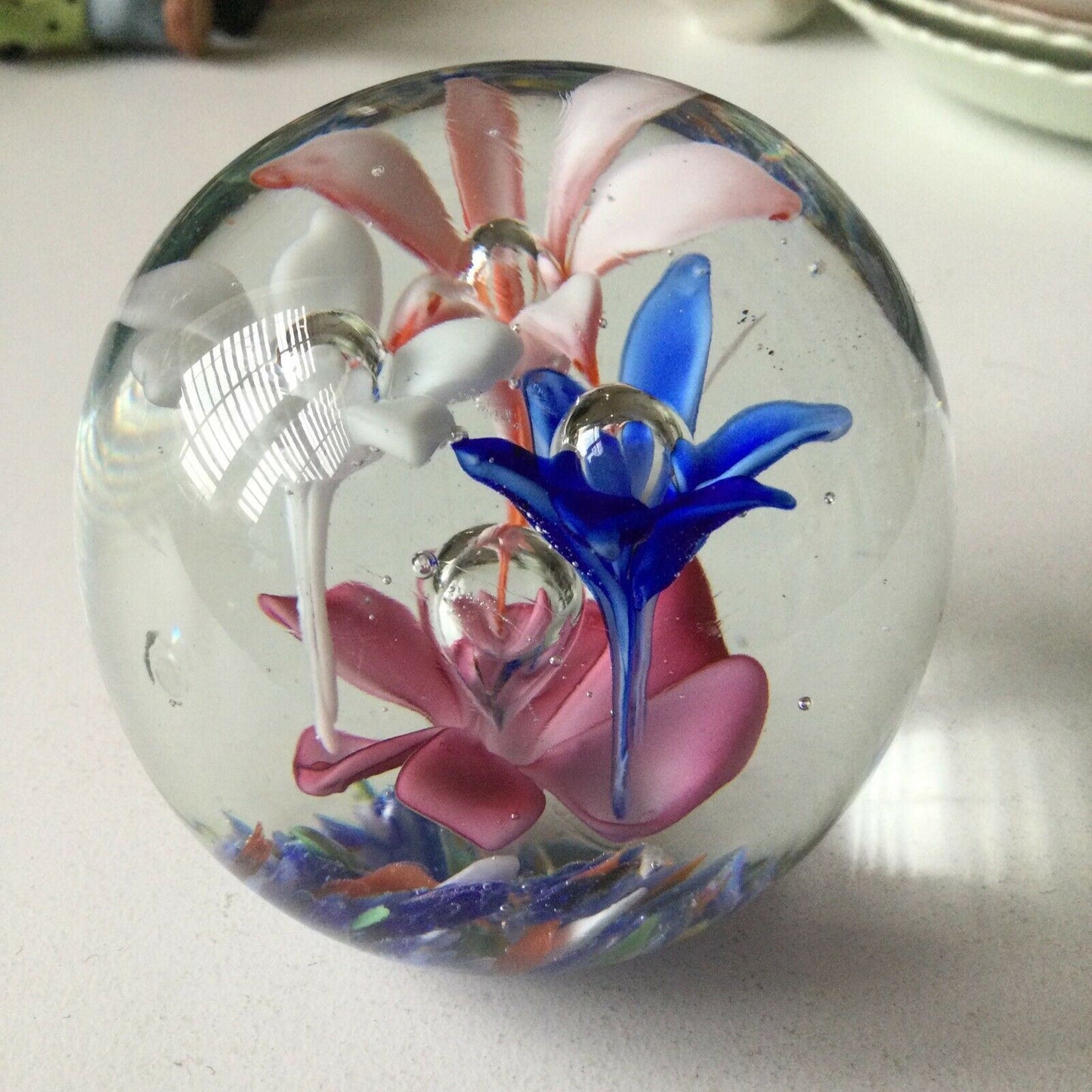 BEAUTIFUL VINTAGE COLOURFUL FLOWER/FLORAL GLASS PAPERWEIGHT 6cm Pink Blue White
