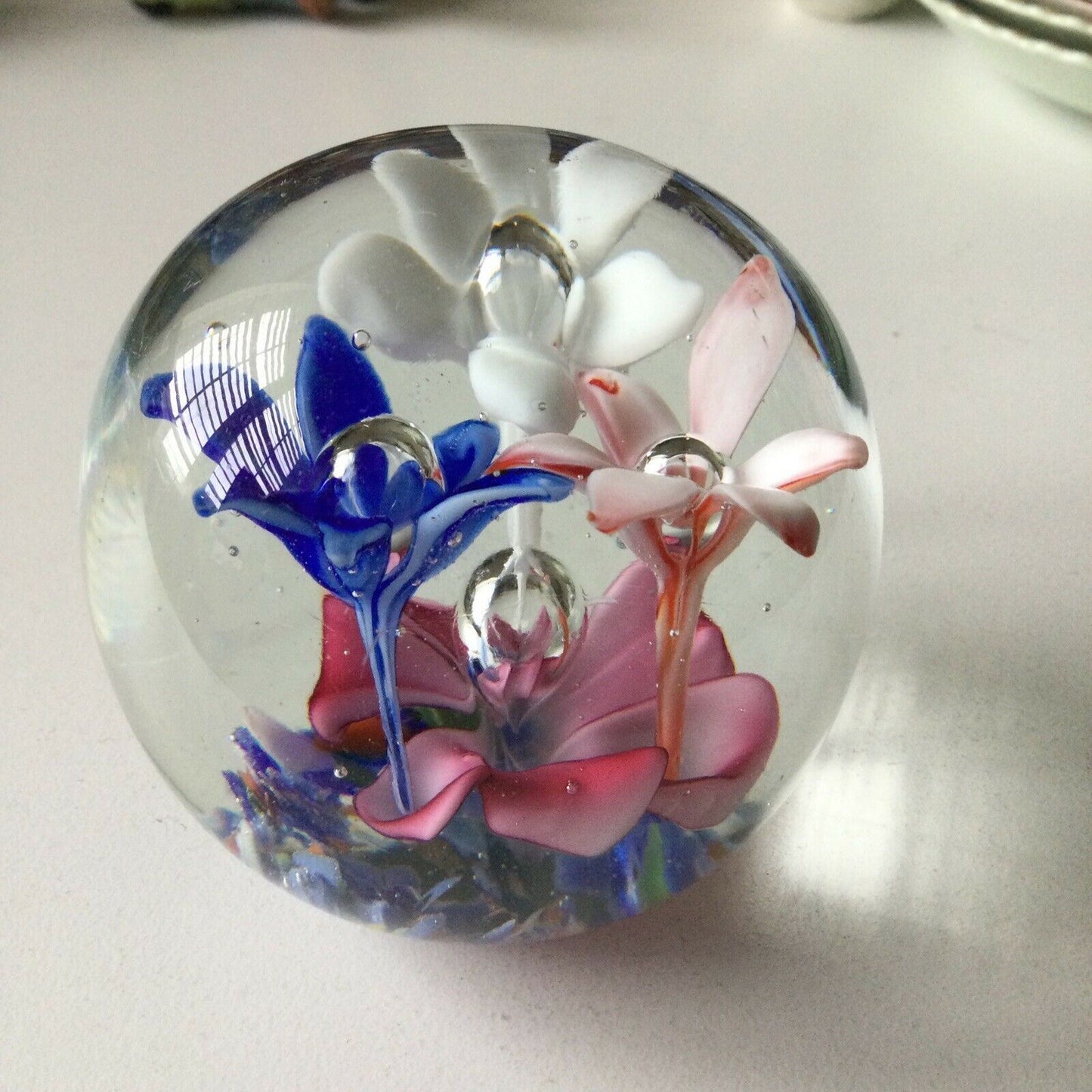 BEAUTIFUL VINTAGE COLOURFUL FLOWER/FLORAL GLASS PAPERWEIGHT 6cm Pink Blue White