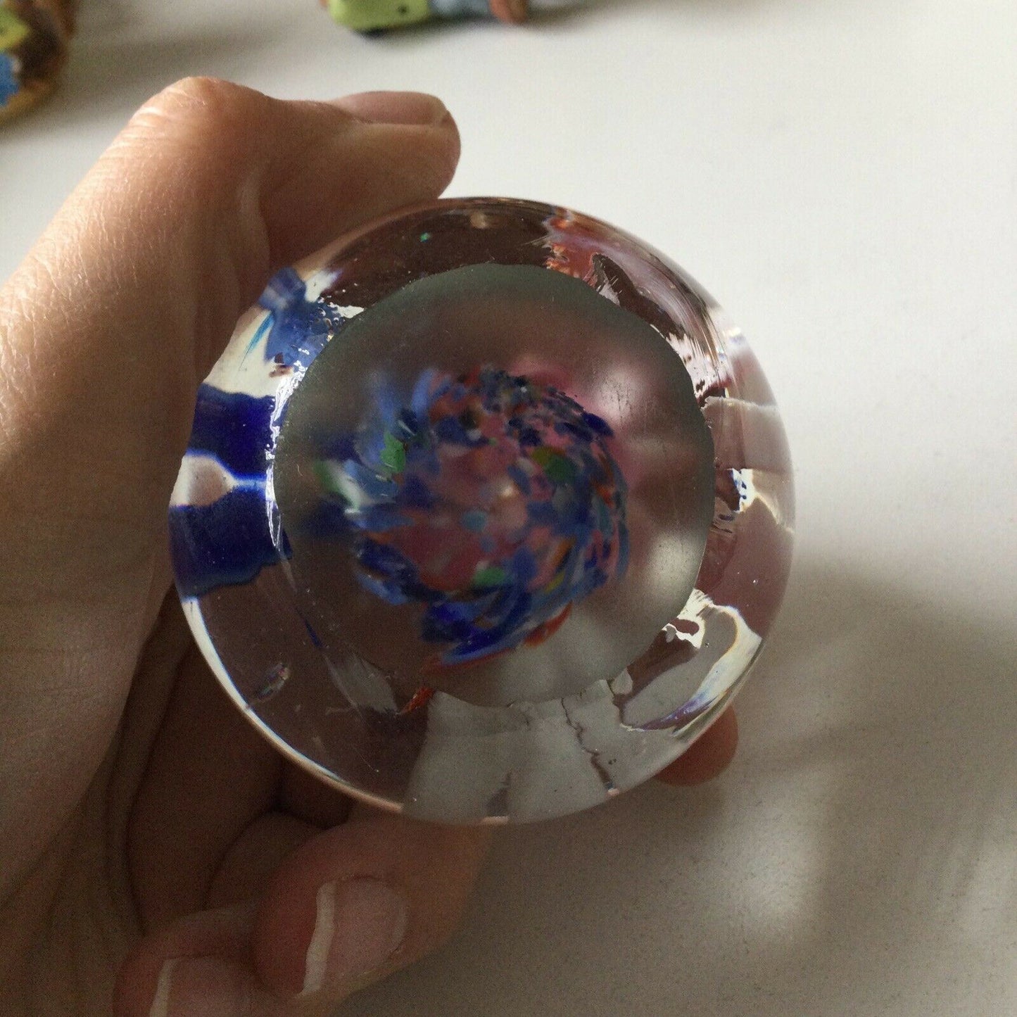 BEAUTIFUL VINTAGE COLOURFUL FLOWER/FLORAL GLASS PAPERWEIGHT 6cm Pink Blue White
