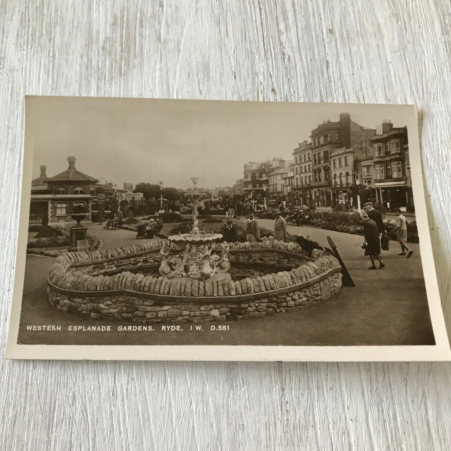 Isle Of Wight Memorabilia - Vintage Postcard - England - Ryde Western Esplanade Gardens
