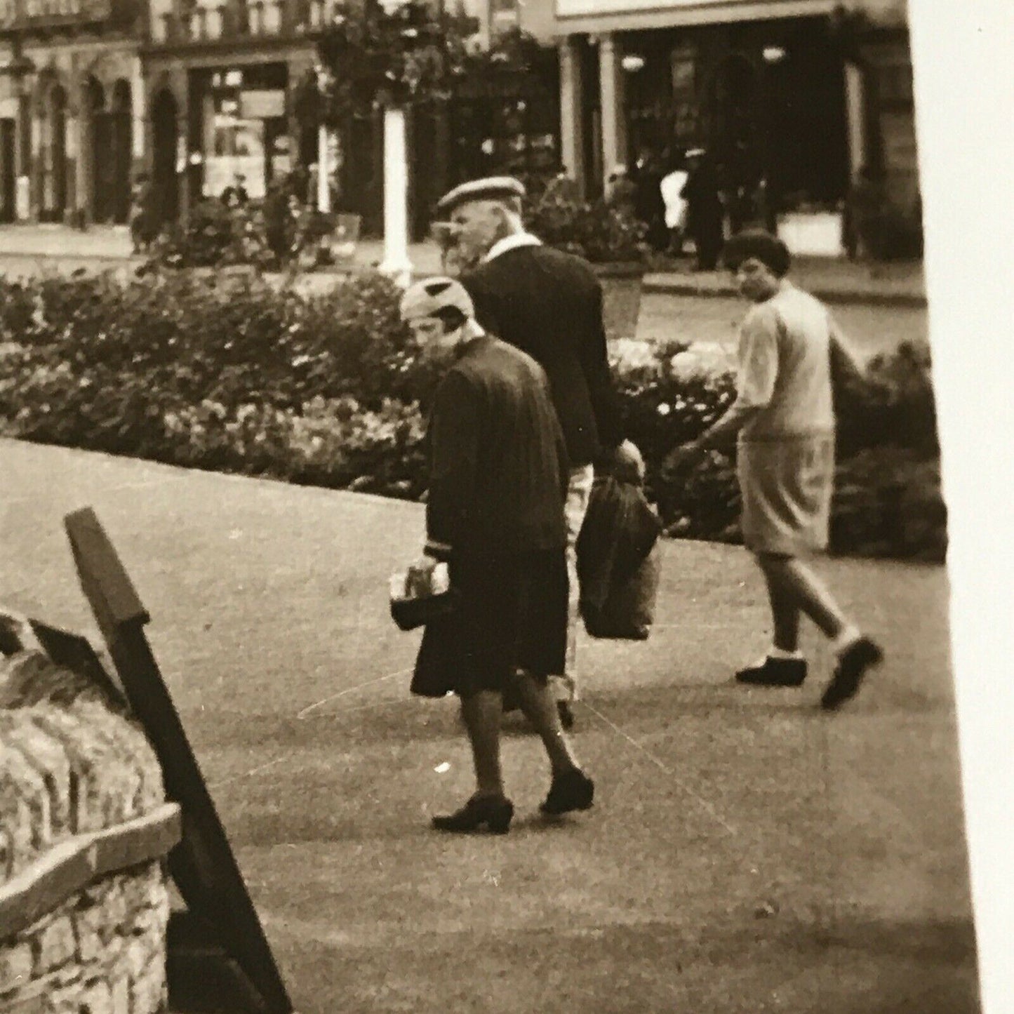 Isle Of Wight Memorabilia - Vintage Postcard - England - Ryde Western Esplanade Gardens