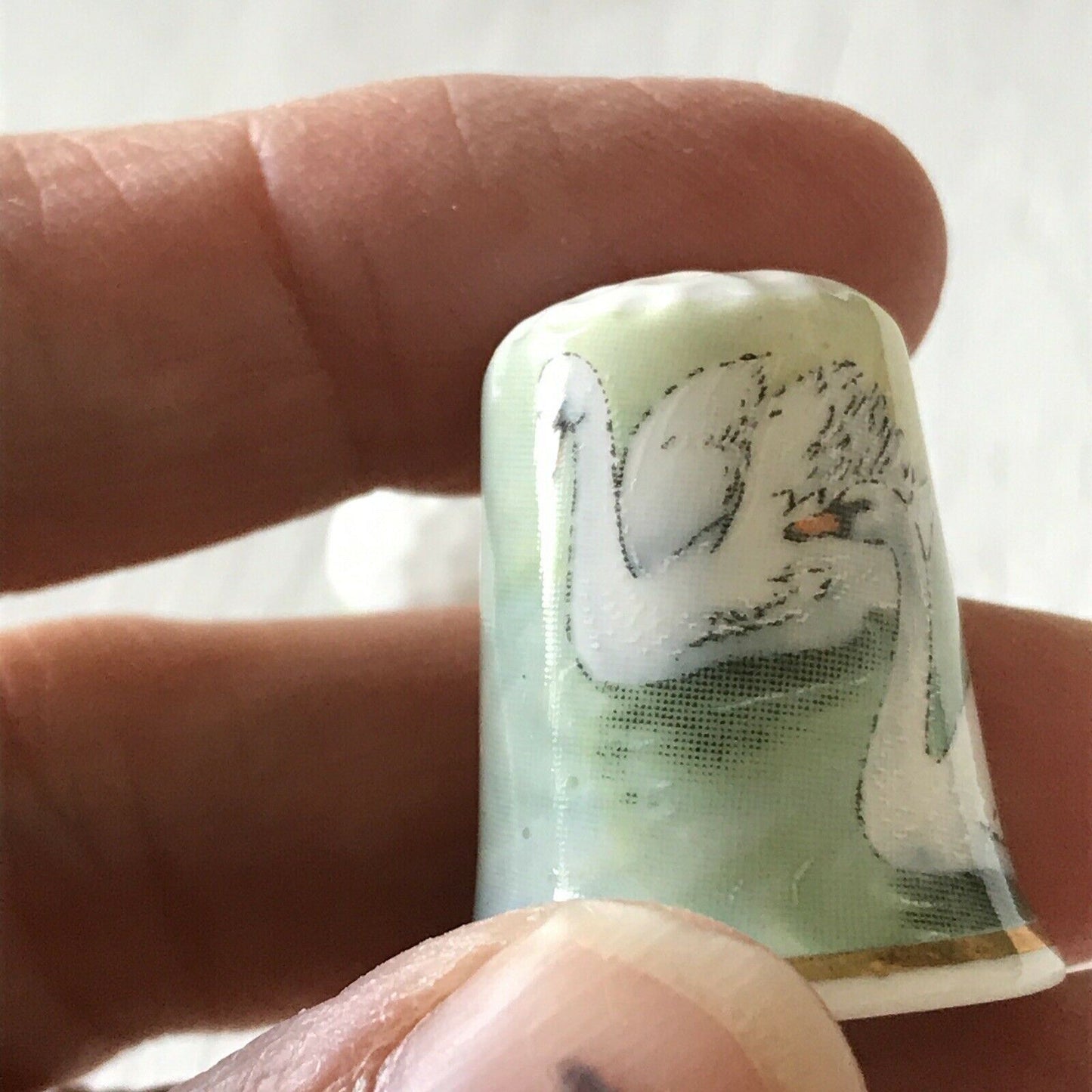 2 x China Thimbles Swan Design. Swans. Made In England. Pretty. Green White