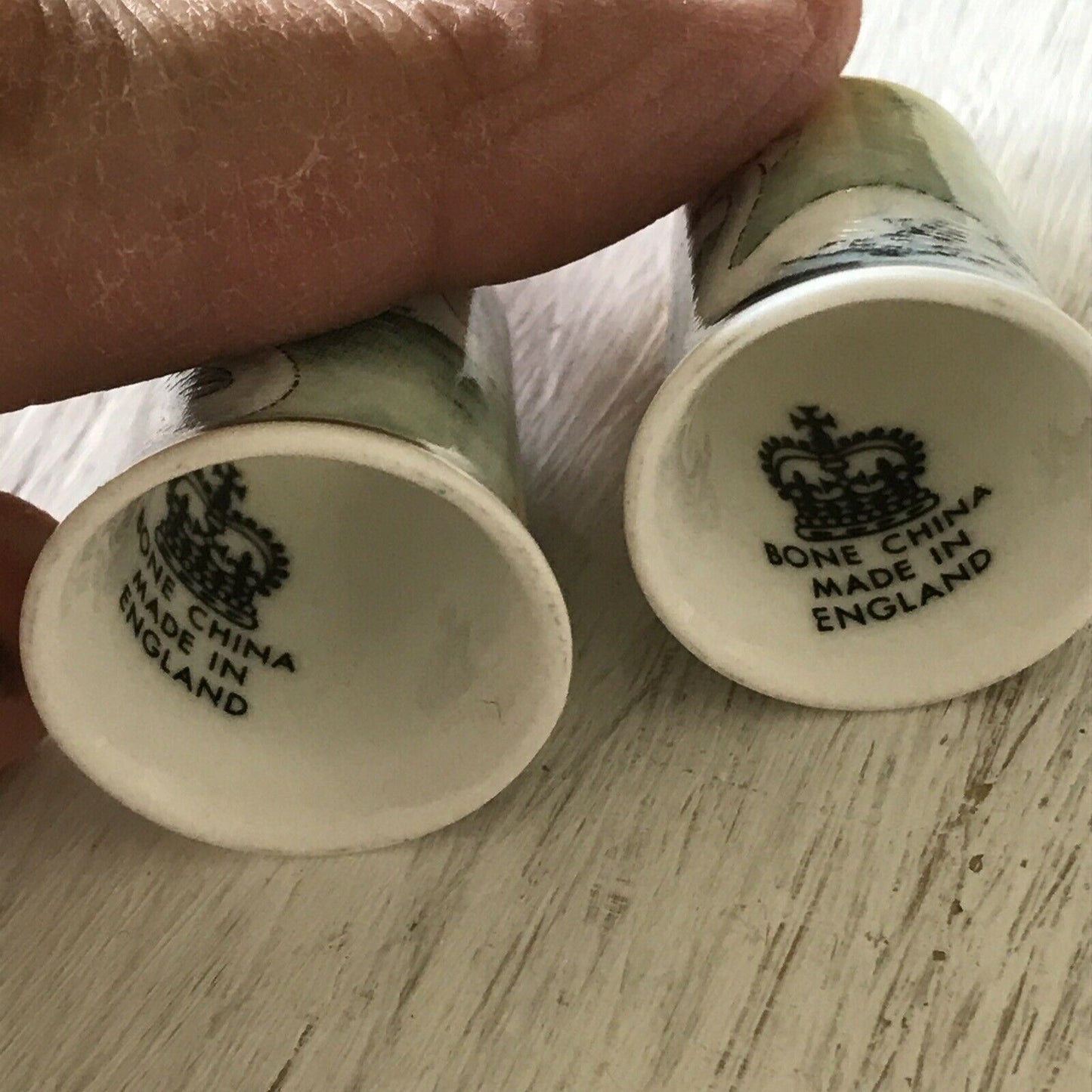 2 x China Thimbles Swan Design. Swans. Made In England. Pretty. Green White