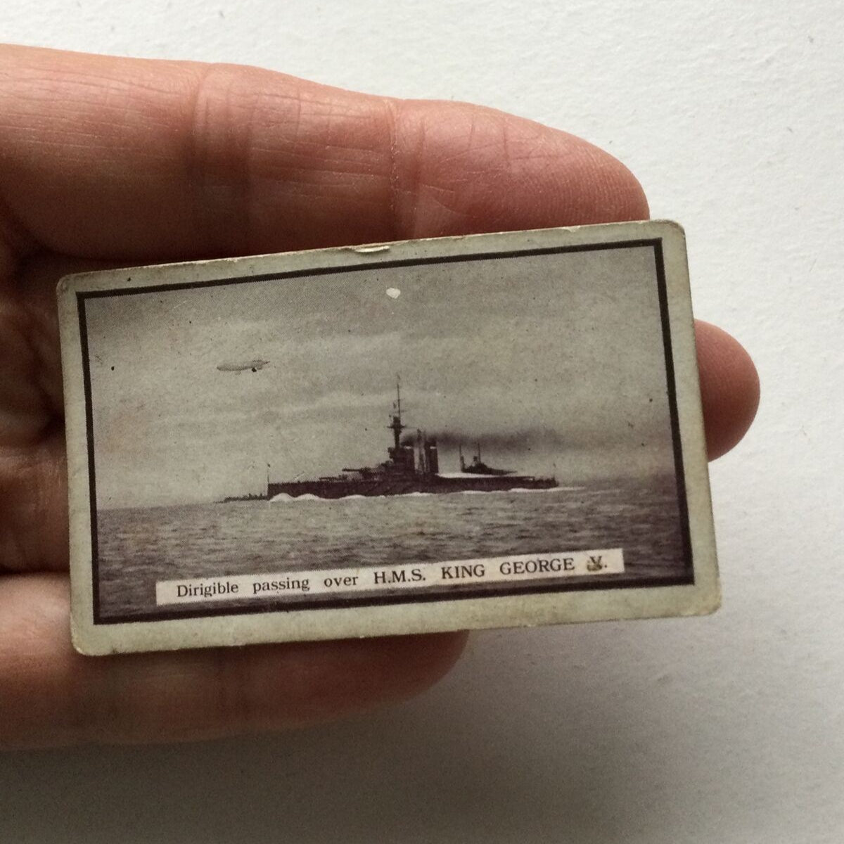 DIRIGIBLE PASSING OVER HMS KING GEORGE V - Gallaher Cigarette Card - British Naval Series - No. 32 - Navy War Ship