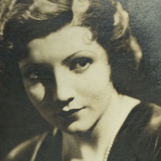 CLAUDETTE COLBERT Photo - John Sinclair Cigarette Card - Film Stars - #6 - Actress - 'The Big Pond'