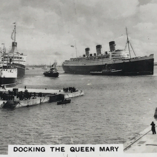 Vintage Cigarette Card - Senior Service - Coastwise - 1939 1930s No. 48 - Docking The Queen Mary Southampton No48