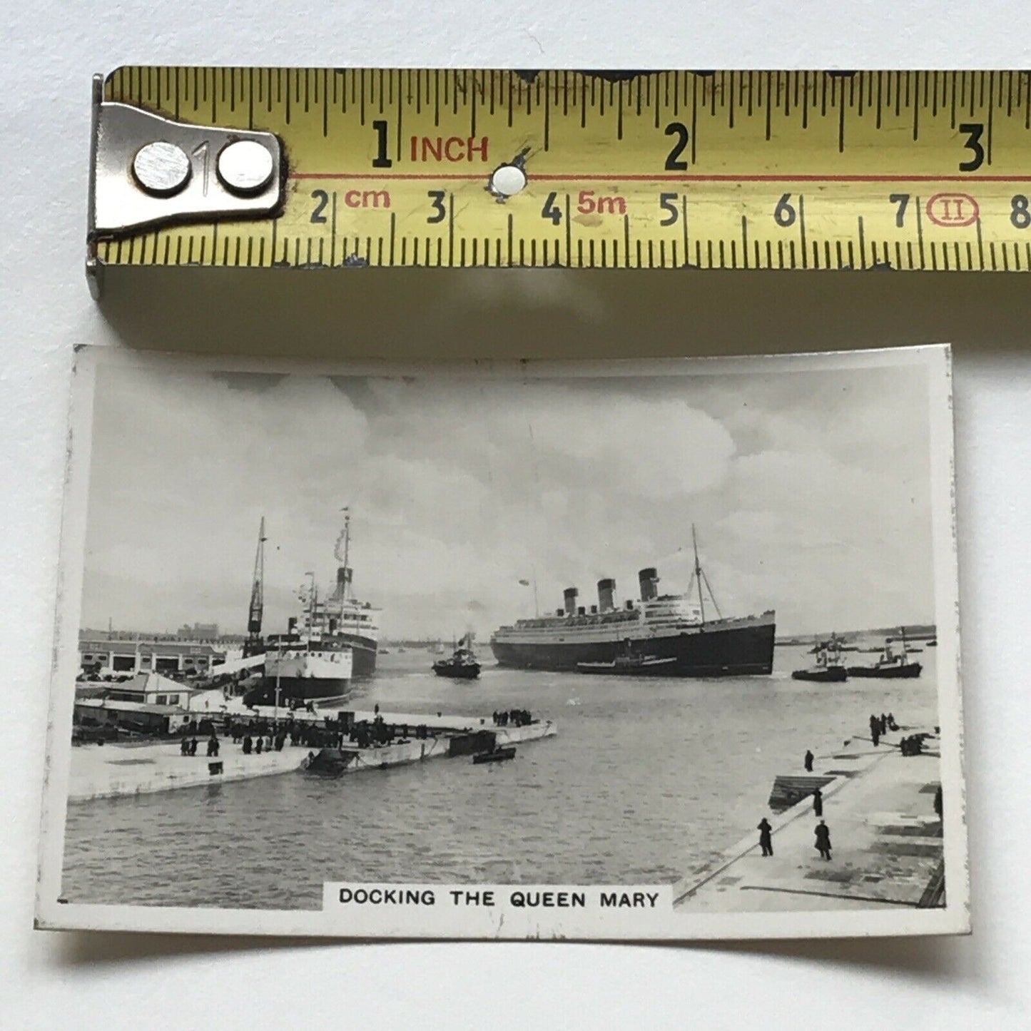 Vintage Cigarette Card - Senior Service - Coastwise - 1939 1930s No. 48 - Docking The Queen Mary Southampton No48