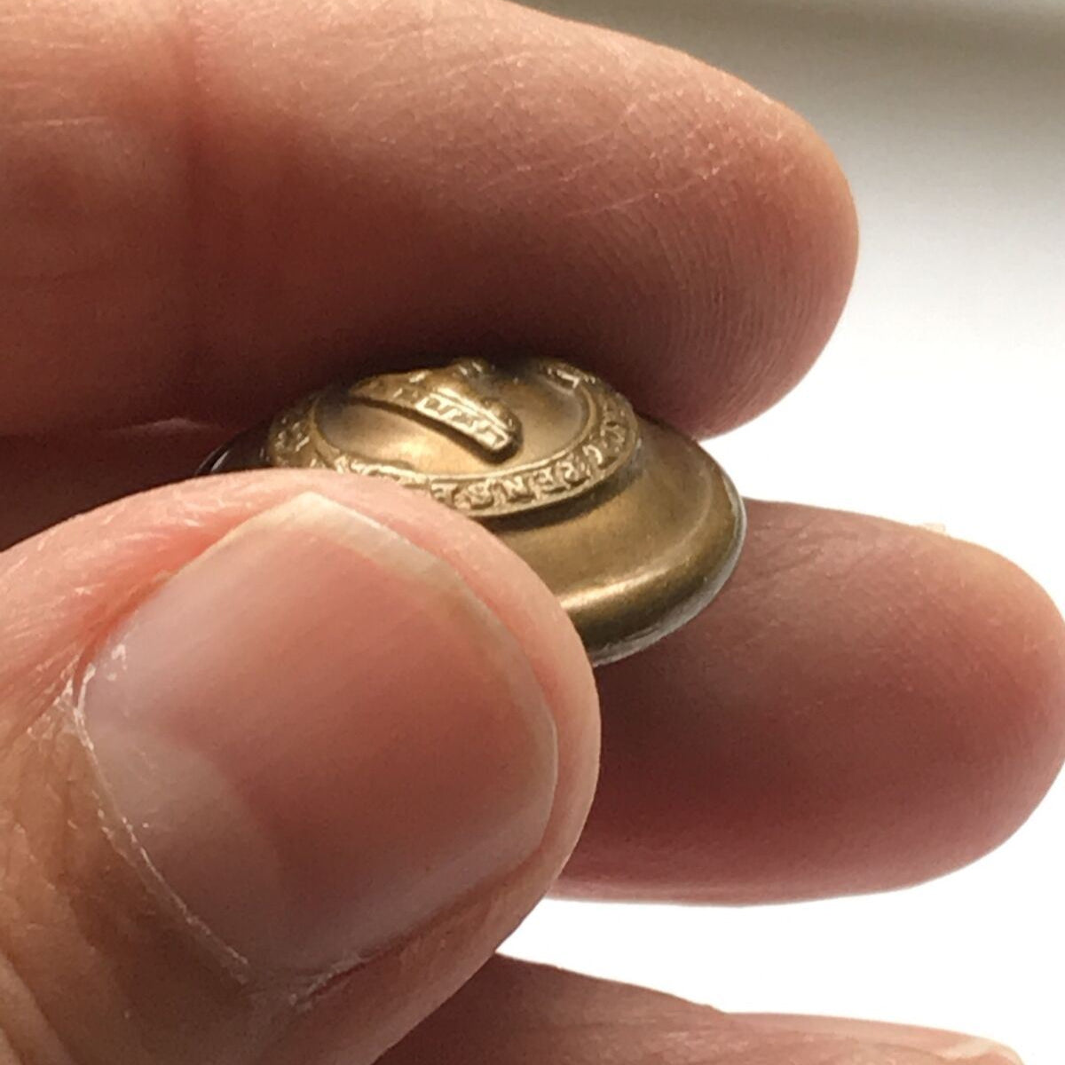 Vintage British Military Button - SPHINX - HONI SOIT QUI MAL Y PENSE - 19mm Brass