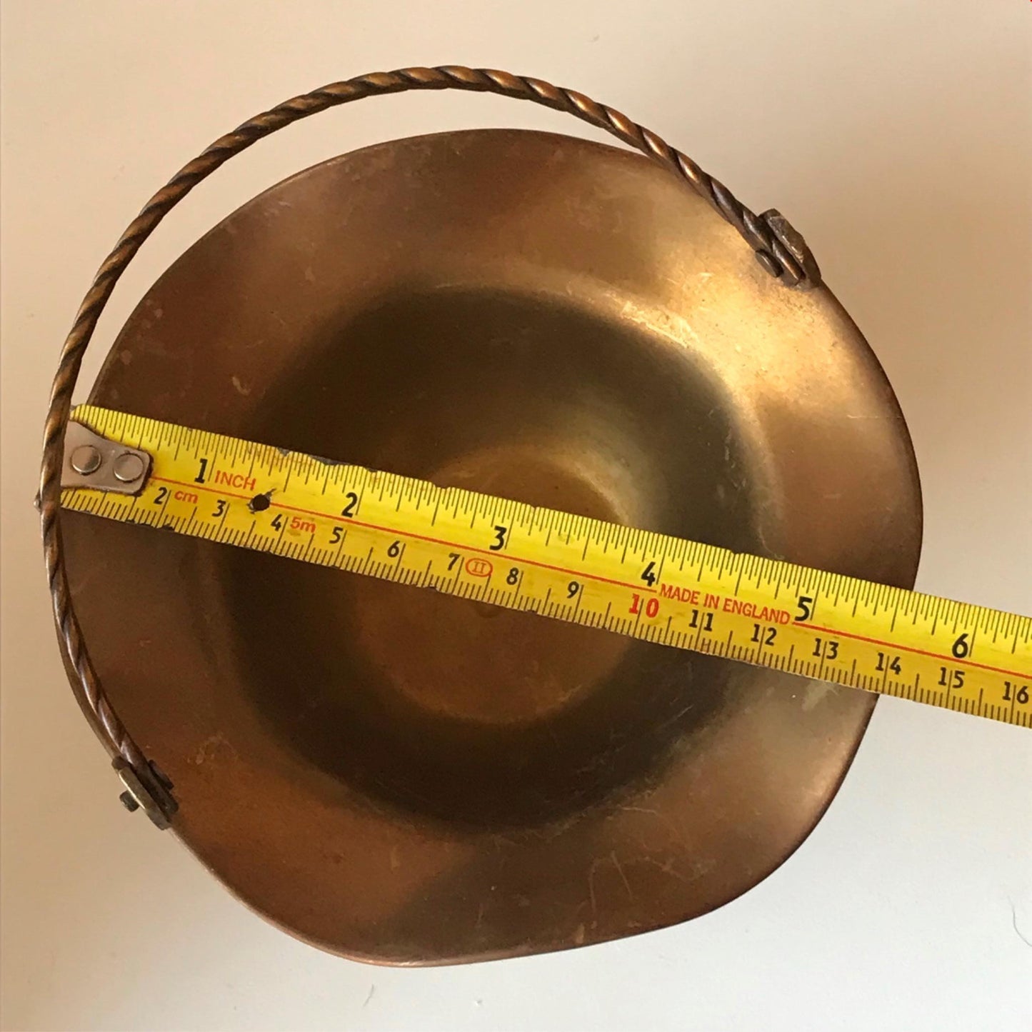 Small vintage brass basket / bob bon dish with handle. Approx 14cm diameter. Retro kitsch
