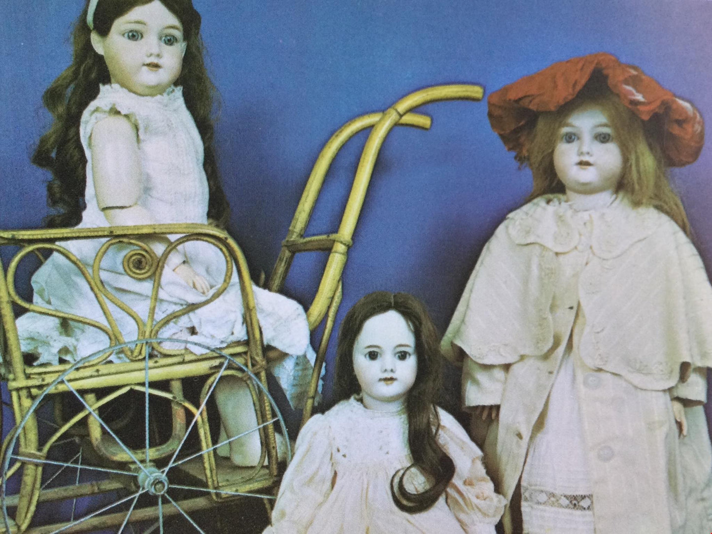 POSTCARD SHOWING ANTIQUE DOLLS - ARRETON MANOR DOLL MUSEUM - ISLE OF WIGHT c1900