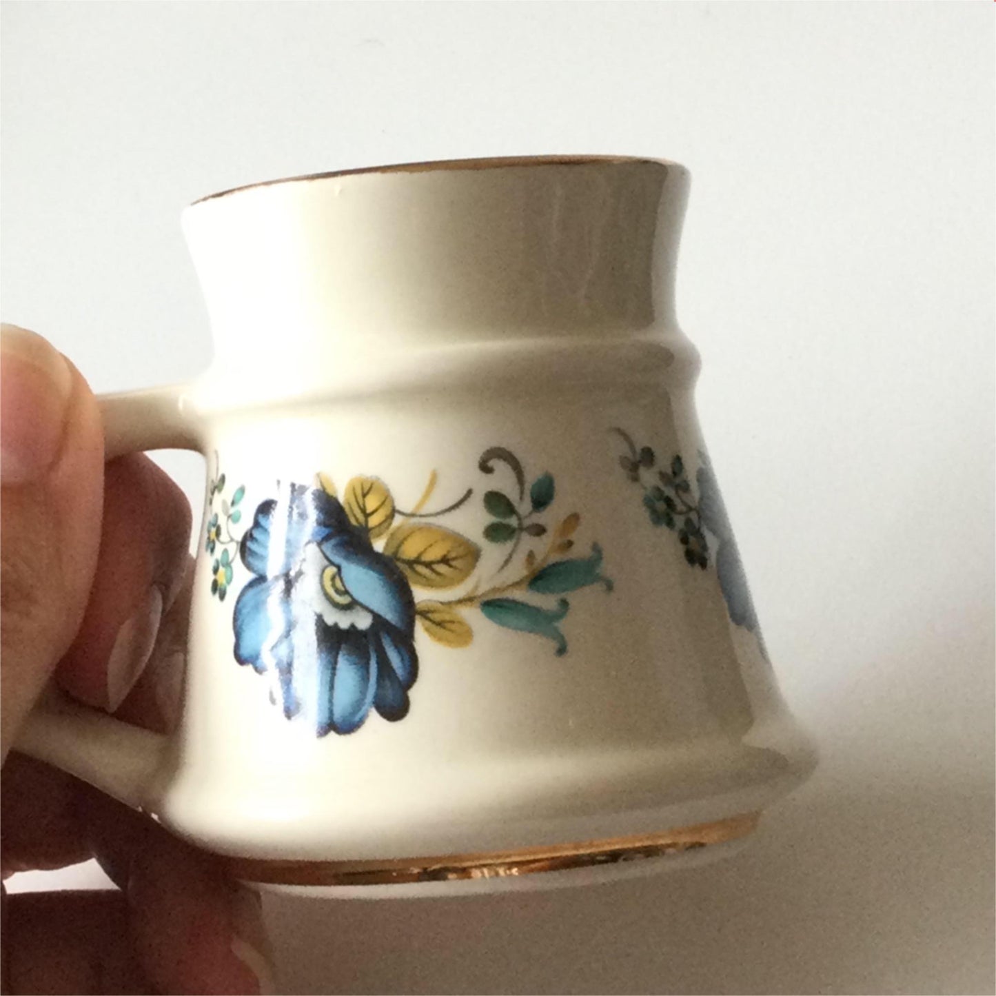 PRINKNASH POTTERY Gloucester small blue floral tankard with bright gilt inside
