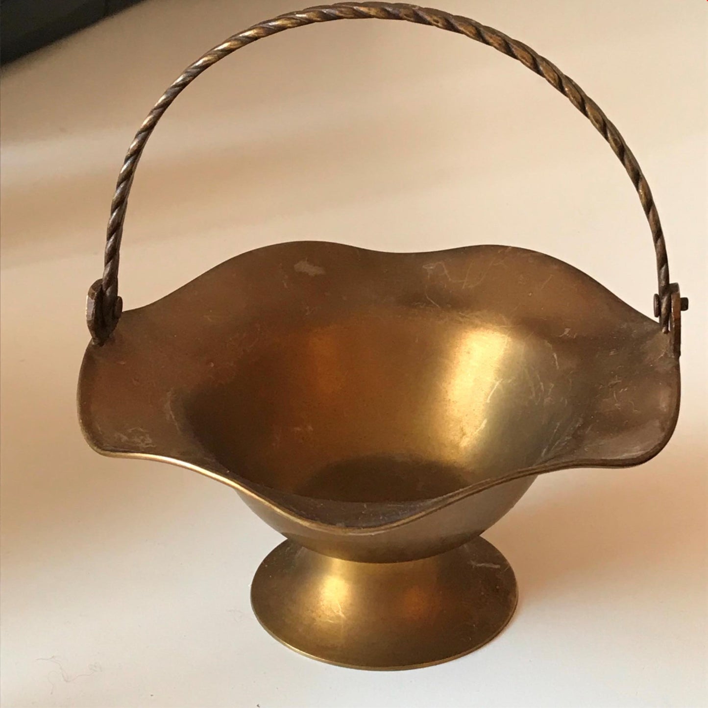 Small vintage brass basket / bob bon dish with handle. Approx 14cm diameter. Retro kitsch