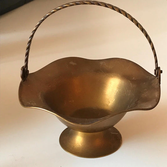 Small vintage brass basket / bob bon dish with handle. Approx 14cm diameter. Retro kitsch