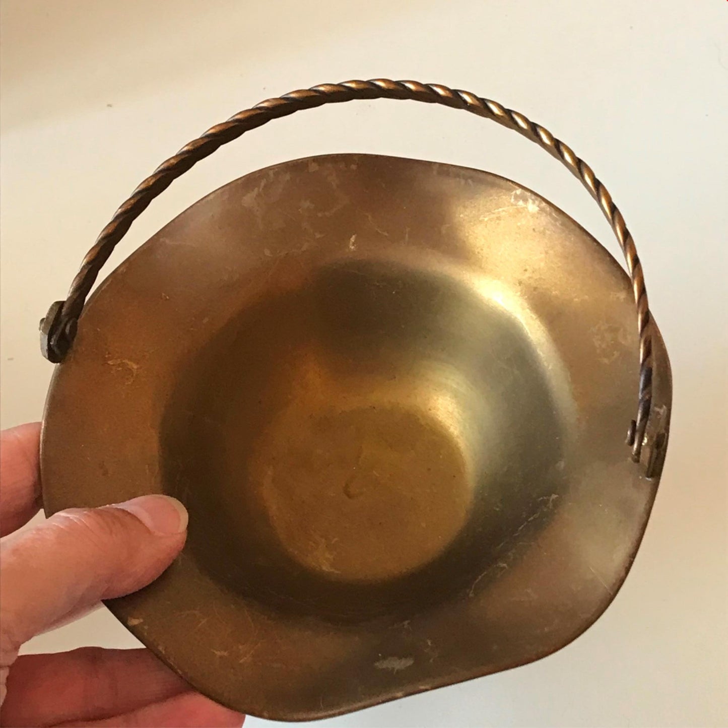 Small vintage brass basket / bob bon dish with handle. Approx 14cm diameter. Retro kitsch