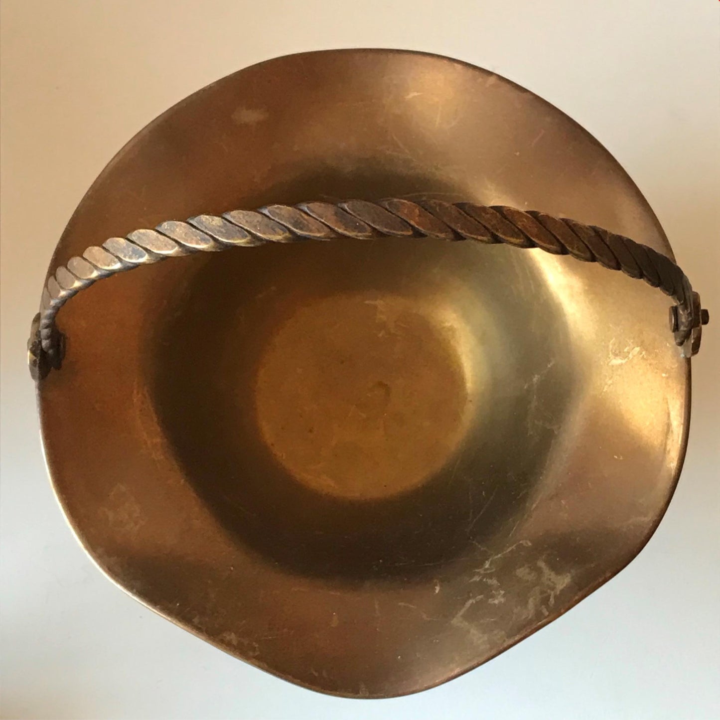 Small vintage brass basket / bob bon dish with handle. Approx 14cm diameter. Retro kitsch