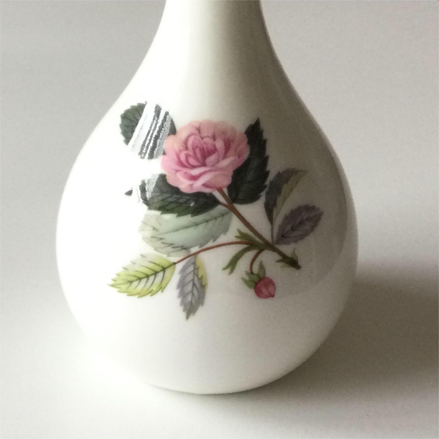Vintage WEDGWOOD HATHAWAY ROSE Bud vase small vase pink Rose floral design vgc
