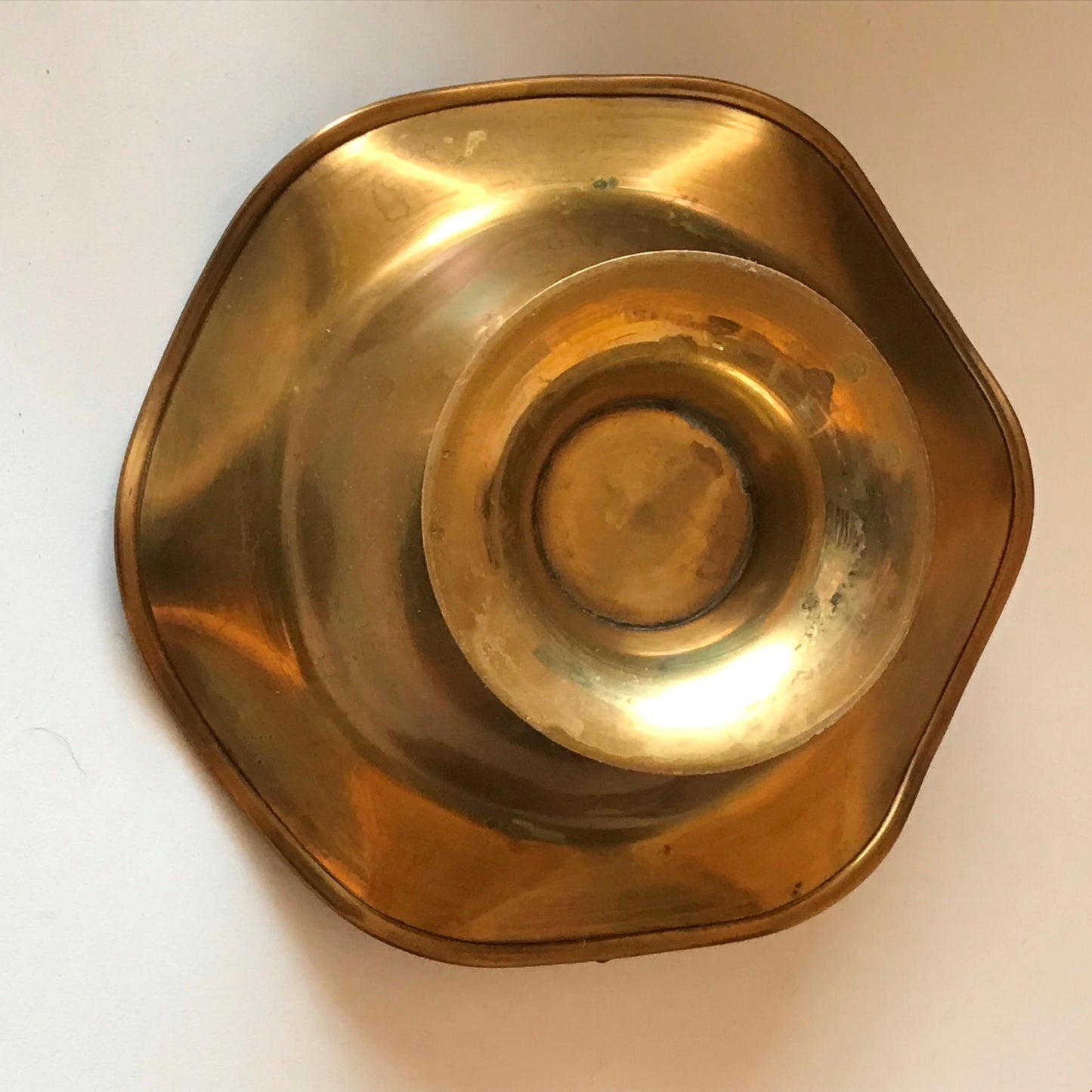 Small vintage brass basket / bob bon dish with handle. Approx 14cm diameter. Retro kitsch