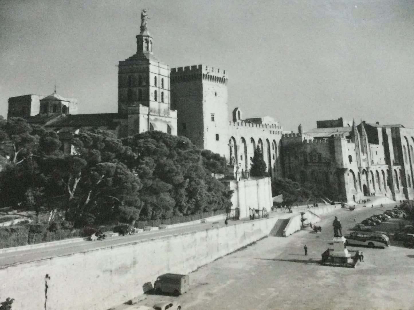 Vintage 1930s postcard b&w Place du Palais des Papes Avignon (Vaucluse) FRANCE town view